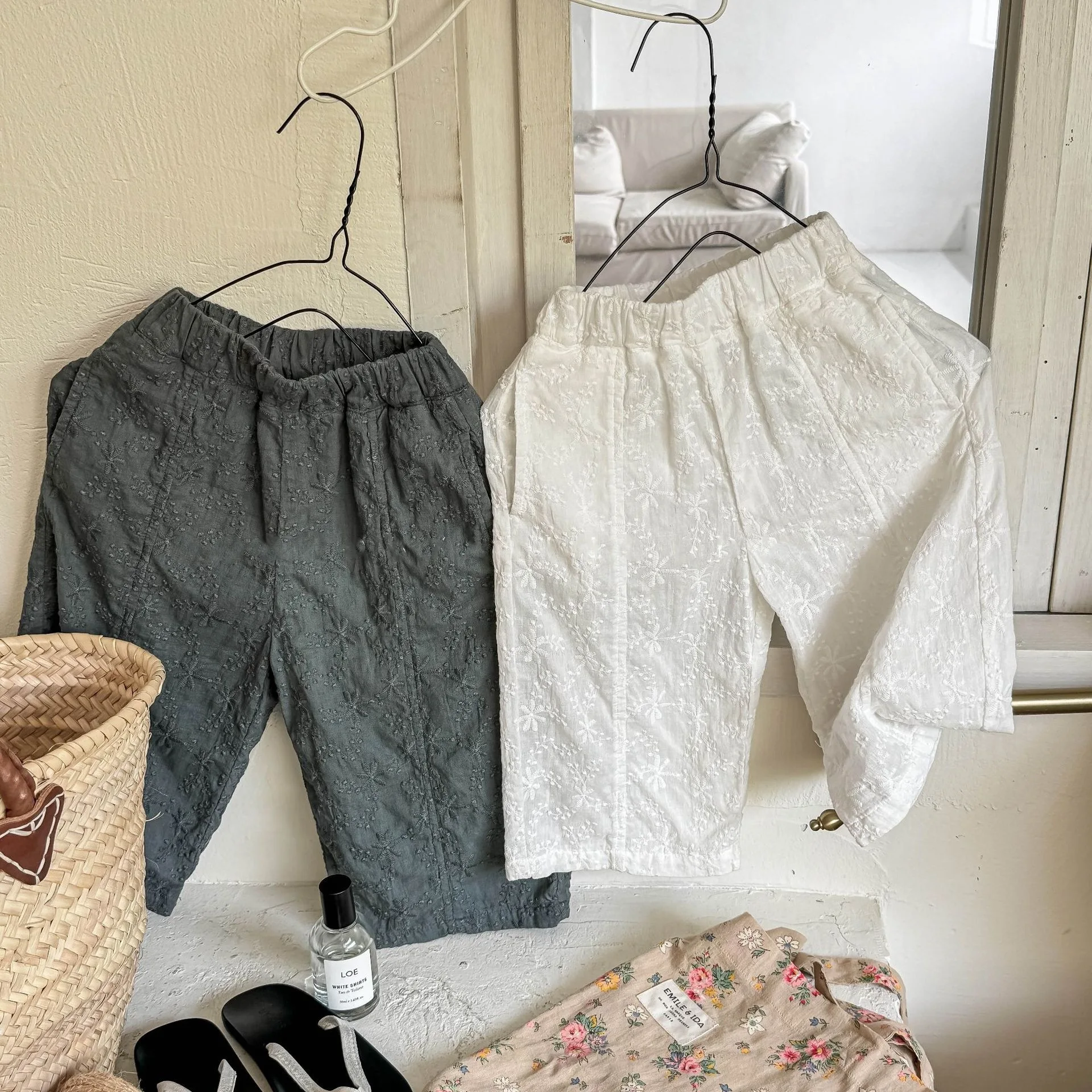 2025 Summer New Girls Mosquito Resistant Pants Embroidered Jacquard Casual Breathable Wide Leg Pants Children Clothing
2025 Summer New Girls Mosquito Resistant Pants Embroidered Jacquard Casual Breathable Wide Leg Pants Children Clothing