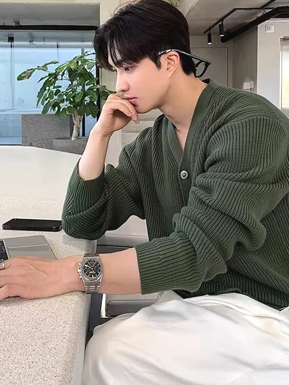 Мужской вязаный кардиган с V-образным вырезом, приталенный, длинный рукав, шерстяной, на пуговицах, повседневный, для работы
Мужской вязаный кардиган с V-образным вырезом, приталенный, длинный рукав, шерстяной, на пуговицах, повседневный, для работы