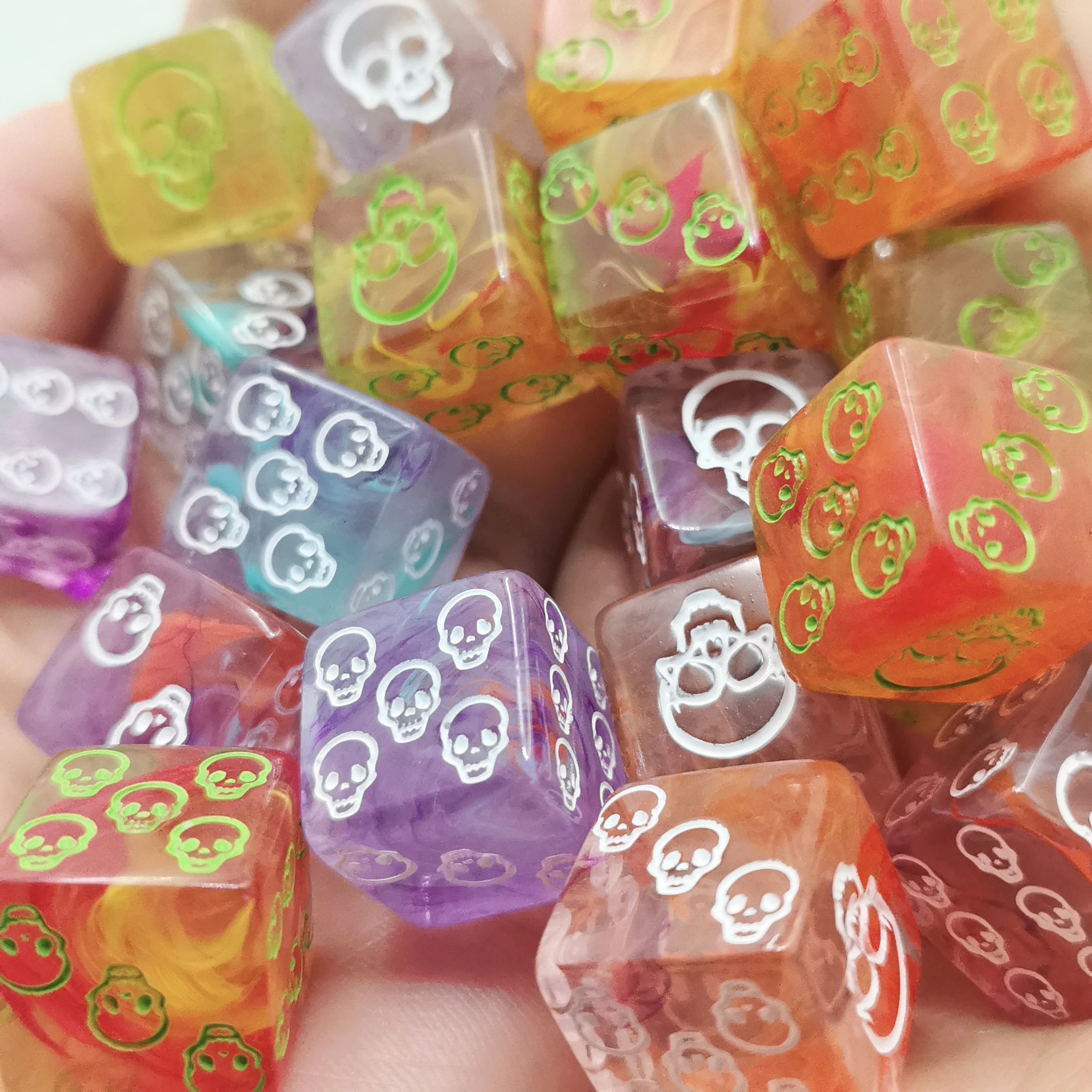 Новое поступление, 10 шт./лот, кубики D6, 6 граней, кубики для казино, настольные игровые кости с точками черепа, 16 мм, разные цвета, прозрачные кубики D6 1,6 см
Новое поступление, 10 шт./лот, кубики D6, 6 граней, кубики для казино, настольные игровые кости с точками черепа, 16 мм, разные цвета, прозрачные кубики D6 1,6 см