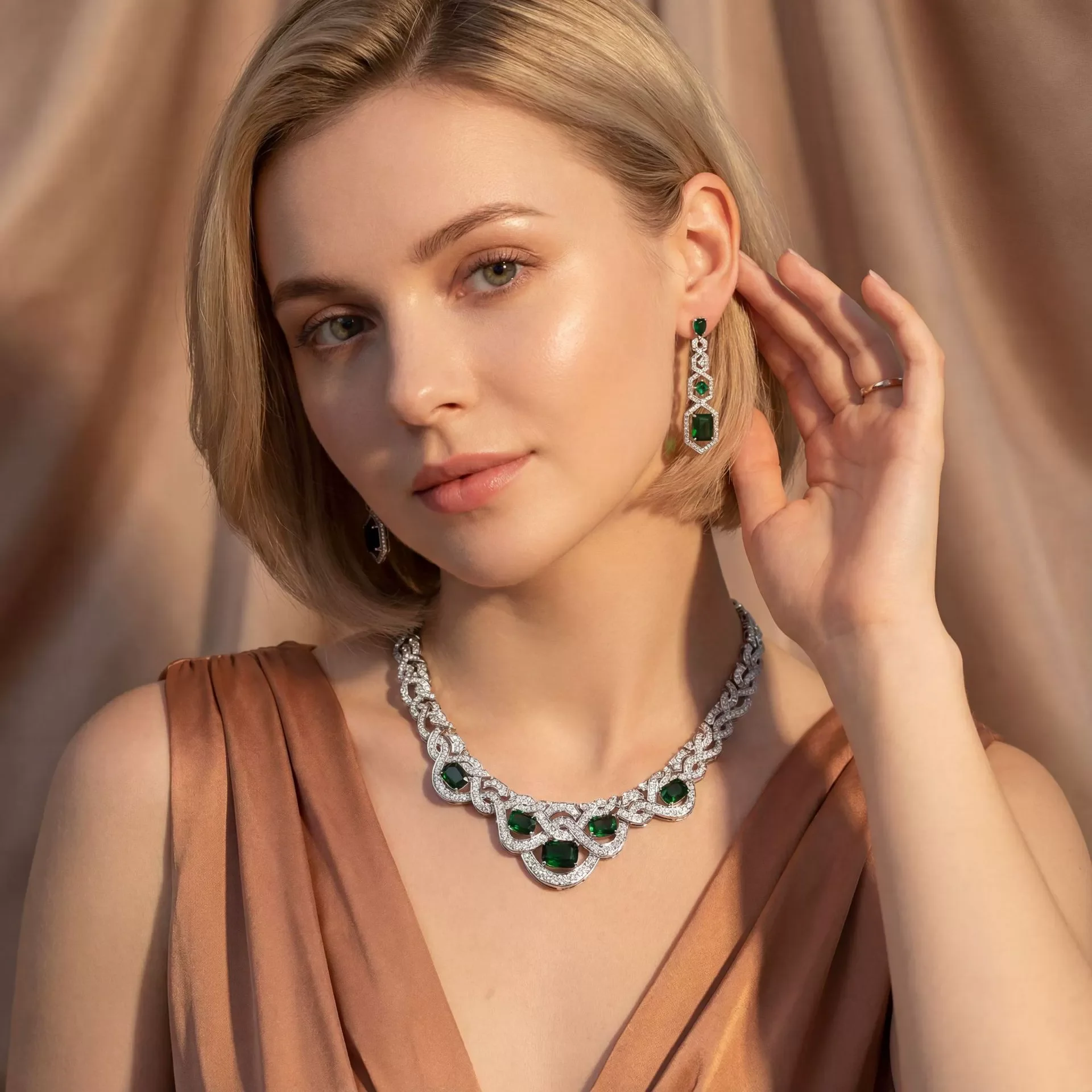 High-end Niche Zircon Jewelry Set Elegant European Style Necklace Earrings Luxury Formal Dress Accessories Wholesale
High-end Niche Zircon Jewelry Set Elegant European Style Necklace Earrings Luxury Formal Dress Accessories Wholesale
