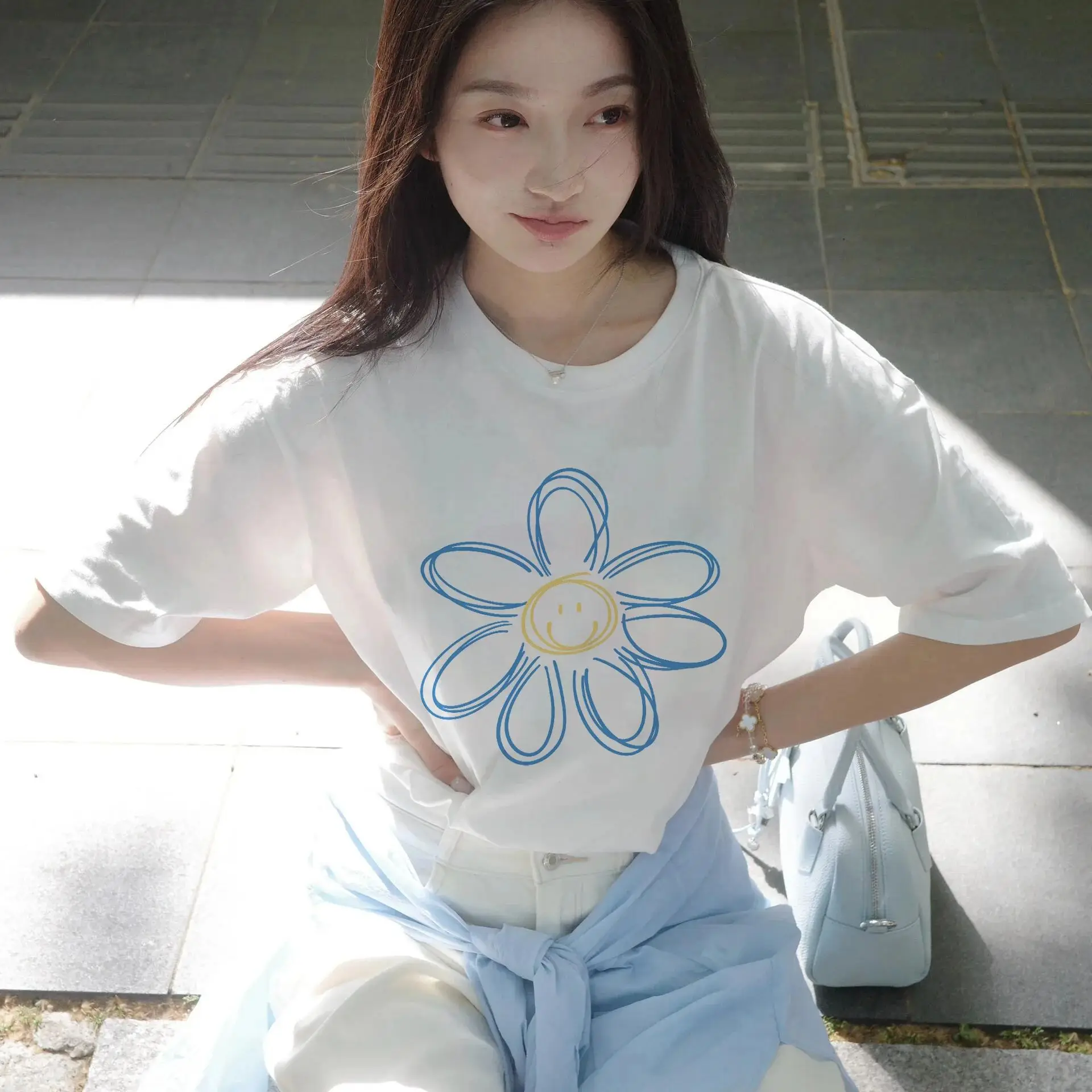 Blue Printed Straight Shoulder Pure Cotton Short-sleeved T-shirt Women's New Loose Half-sleeve Design White Top Women's Y2k
Blue Printed Straight Shoulder Pure Cotton Short-sleeved T-shirt Women's New Loose Half-sleeve Design White Top Women's Y2k