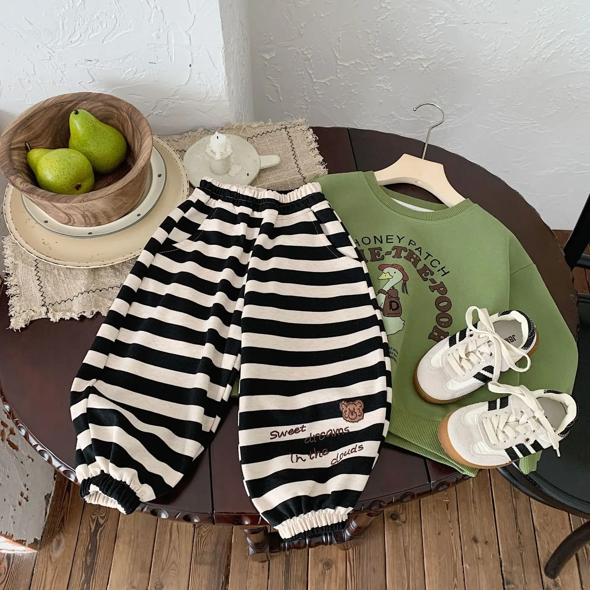 Children Sweatpants 2024 Autumn Children Striped Bear Sports Pants Men and Girls Cotton Striped Letter Casual Black Pants
Children Sweatpants 2024 Autumn Children Striped Bear Sports Pants Men and Girls Cotton Striped Letter Casual Black Pants
