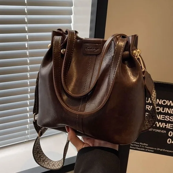 Wide Shoulder Strap Bag Bucket Bag Women's 2025 New Retro Handbag Versatile Maillard Shoulder Messenger Bag
Wide Shoulder Strap Bag Bucket Bag Women's 2025 New Retro Handbag Versatile Maillard Shoulder Messenger Bag