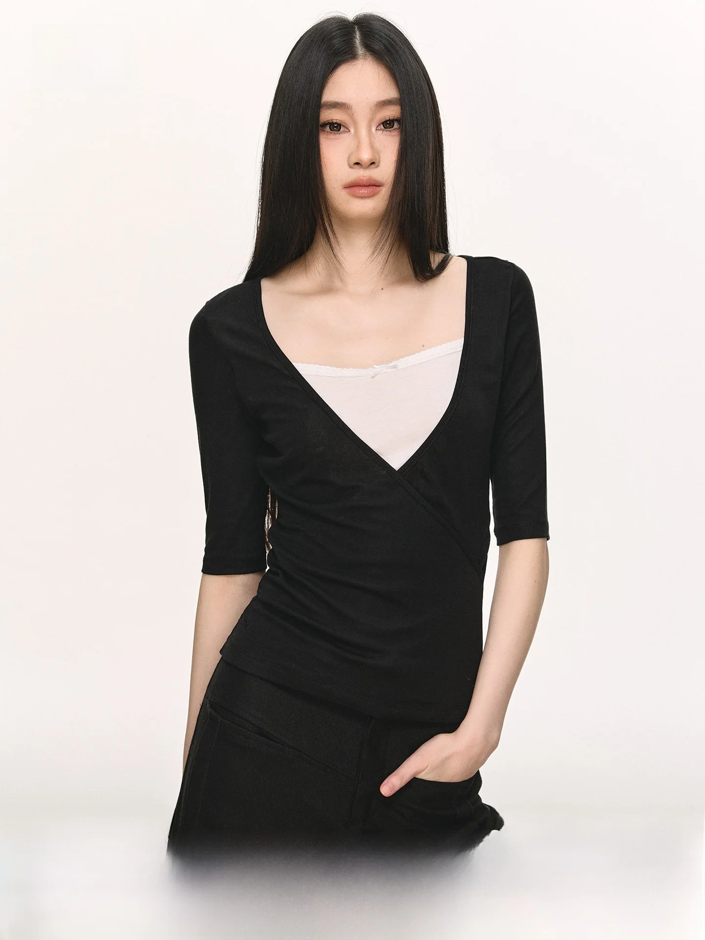 Anna Aneae Silk V-ne Mid-sve Slim-fit Casual T-irt Women's Basic Sle Trendy Top Spring Season Ladies Faion
Anna Aneae Silk V-ne Mid-sve Slim-fit Casual T-irt Women's Basic Sle Trendy Top Spring Season Ladies Faion