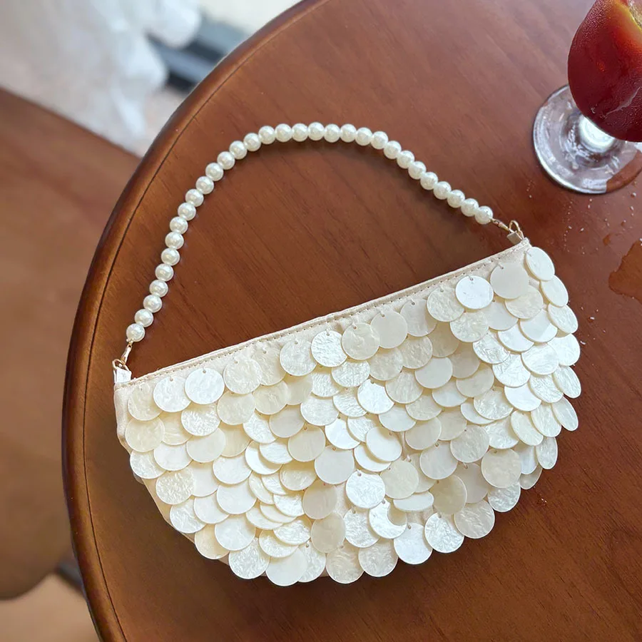 French retro milky white round shell slices underarm small bag gentle fairy shell splicing pearl chain hand bag
French retro milky white round shell slices underarm small bag gentle fairy shell splicing pearl chain hand bag