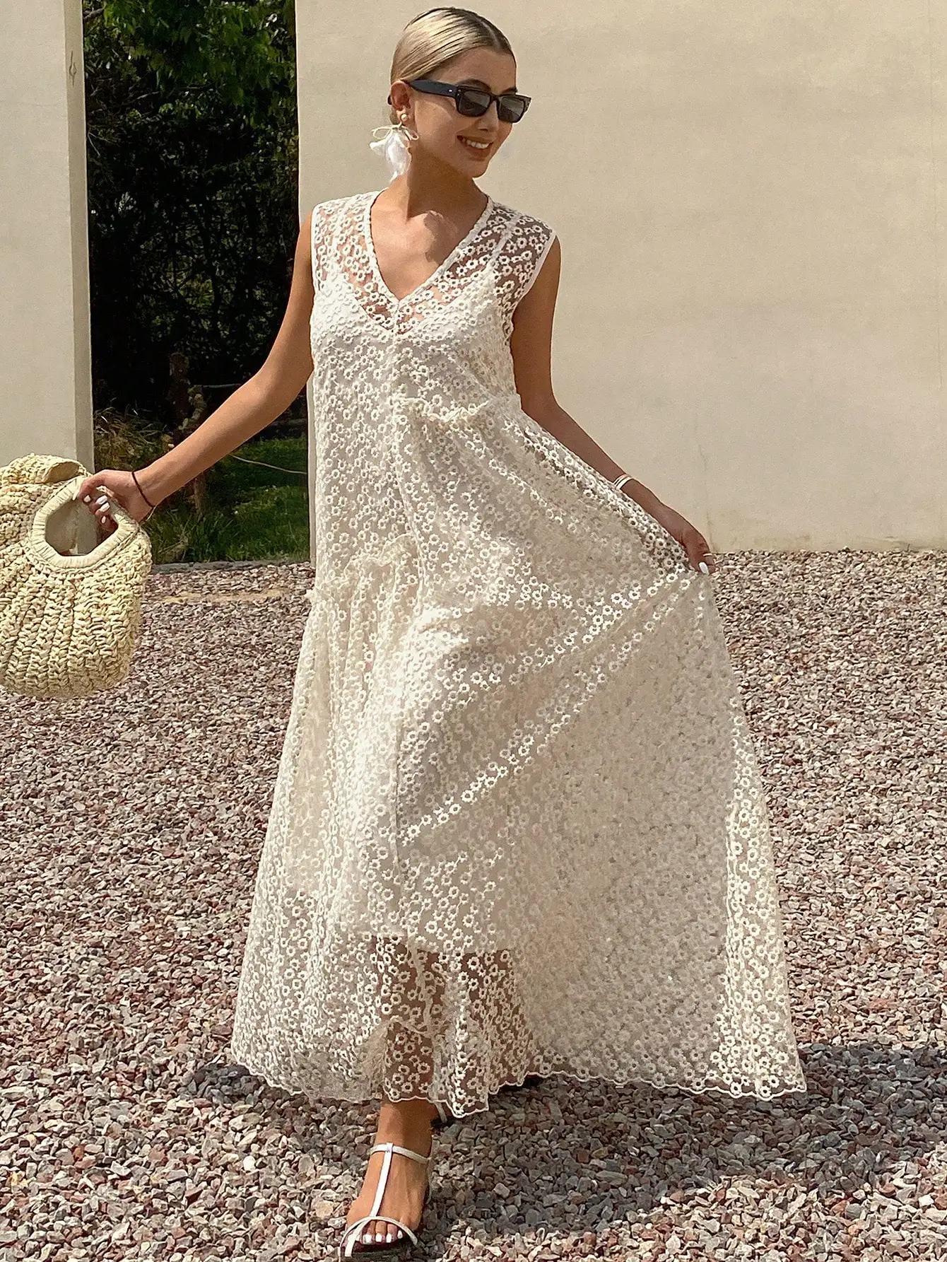 Elegant Ladies Semi-Transparent Solid Color Floral Embroidery Sleeveless Long Dress
Elegant Ladies Semi-Transparent Solid Color Floral Embroidery Sleeveless Long Dress