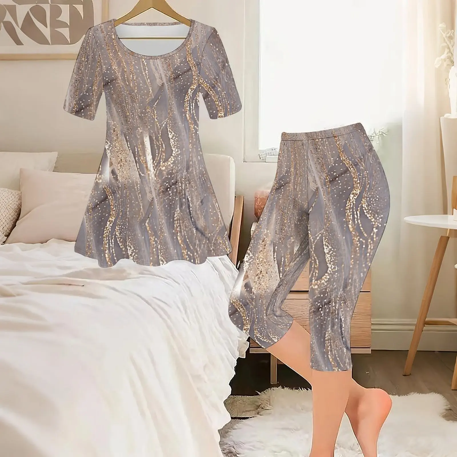 Elegant Short-sleeved Round-neck Printed Tops Sexy Two-piece Set Elegance Knee-length Pants Women's stripeT-shirt
Elegant Short-sleeved Round-neck Printed Tops Sexy Two-piece Set Elegance Knee-length Pants Women's stripeT-shirt