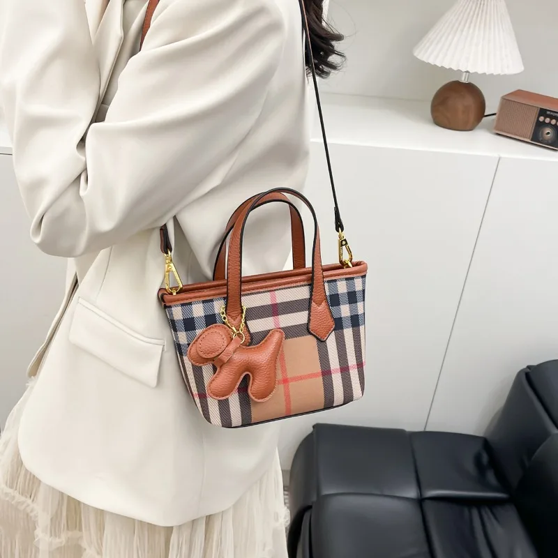 Retro Sweetheart Mini Bag Featuring Carved Heart Charm and Adjustable Chain for Cafe Outings Radiating Feminine Grace
Retro Sweetheart Mini Bag Featuring Carved Heart Charm and Adjustable Chain for Cafe Outings Radiating Feminine Grace