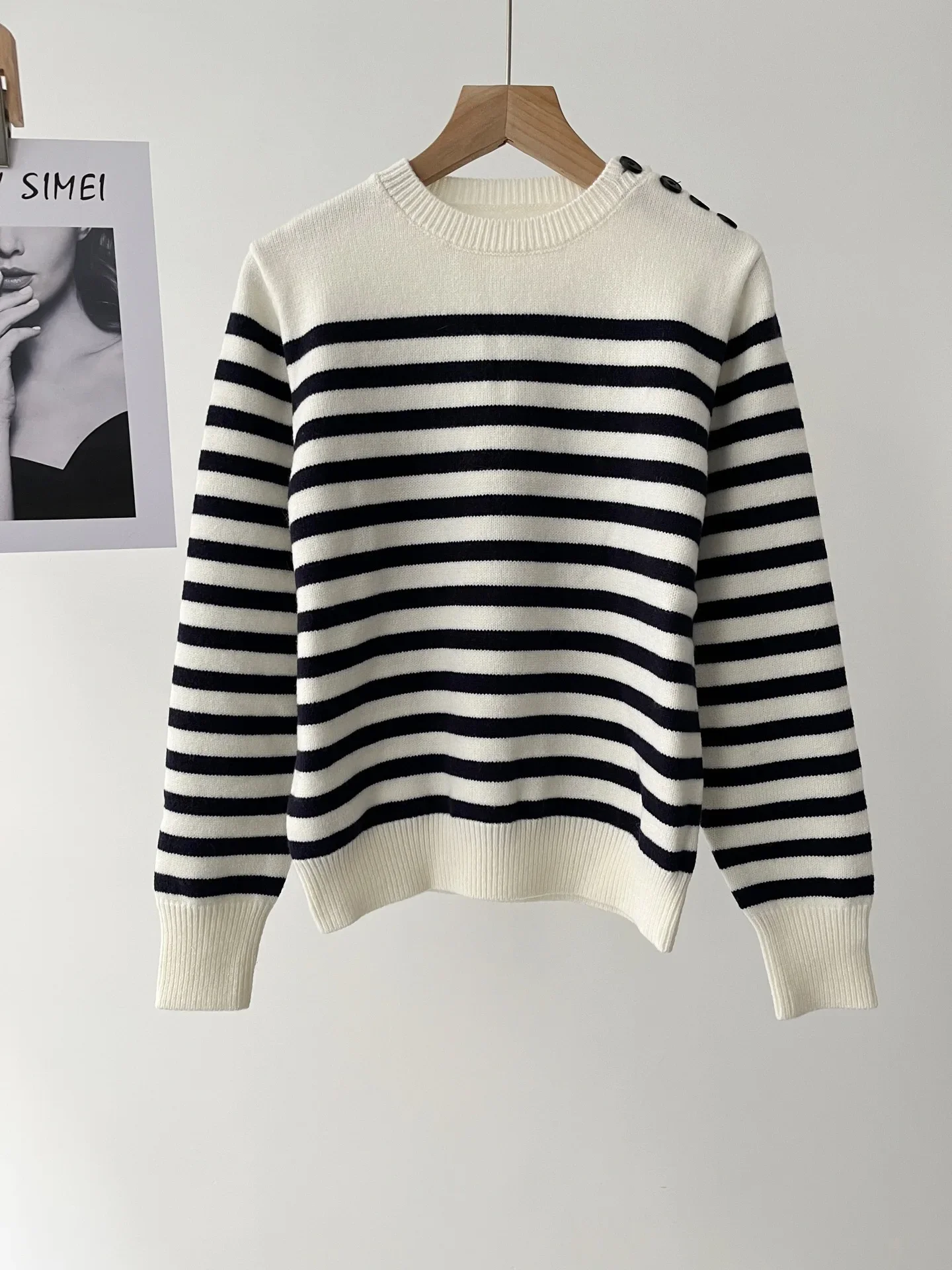 Autumn and winter lazy wind crew neck striped sweater loose temperament thin pullover knitted sweater women 51c
Autumn and winter lazy wind crew neck striped sweater loose temperament thin pullover knitted sweater women 51c