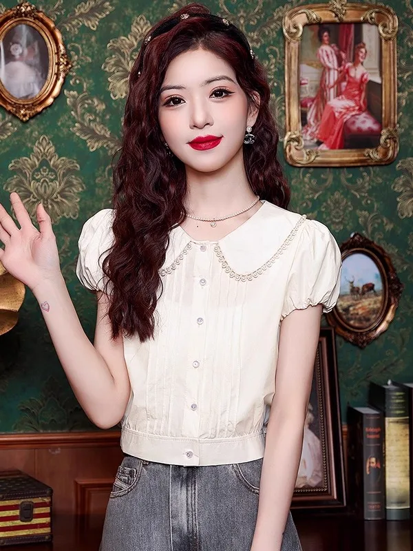 Женская летняя блузка с жемчужным воротником и рукавами-фонариками, абрикосового цвета, укороченная, приталенного кроя, на одной пуговице
Женская летняя блузка с жемчужным воротником и рукавами-фонариками, абрикосового цвета, укороченная, приталенного кроя, на одной пуговице