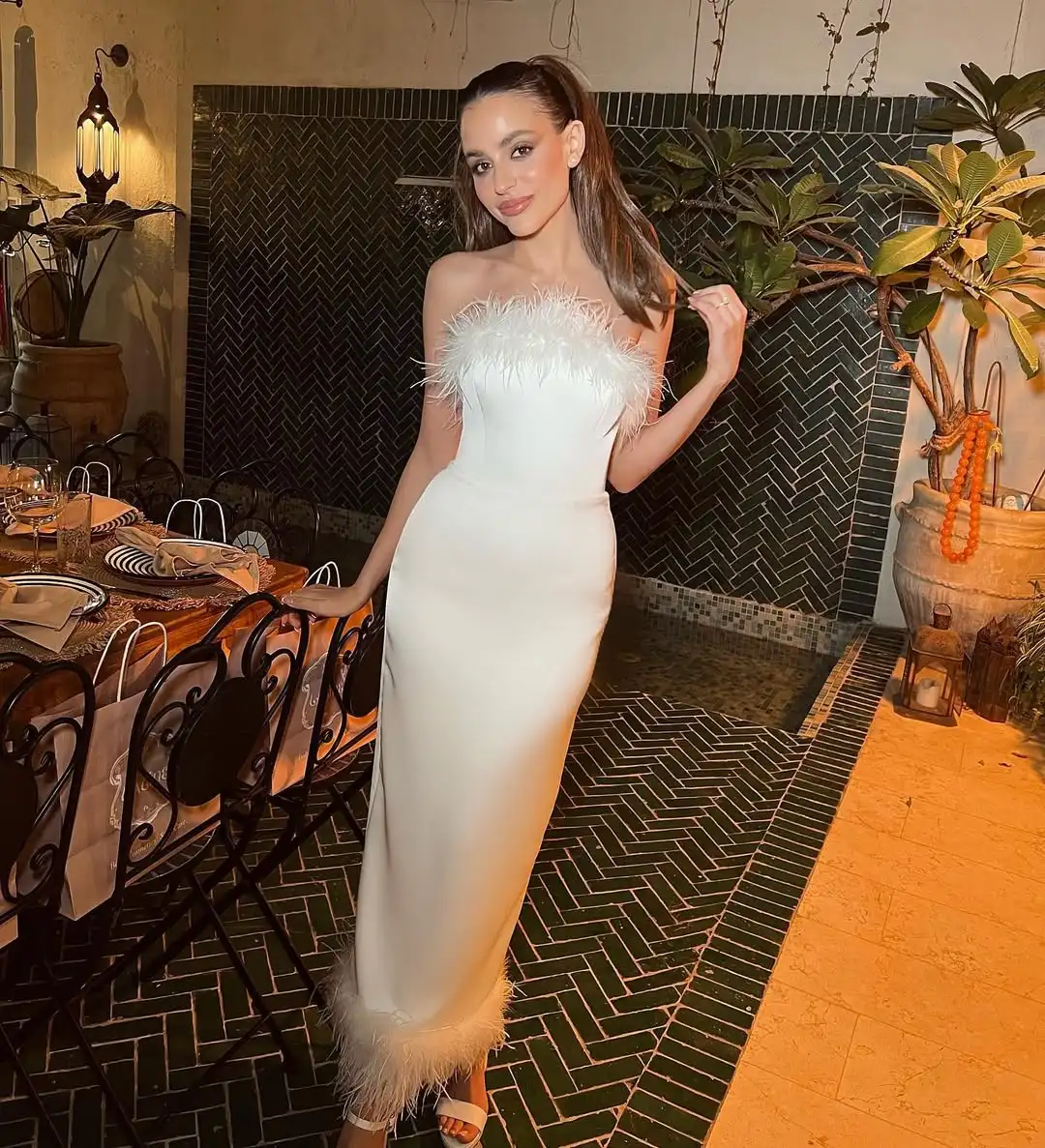Customized Temperament Strapless Satin Feathers Evening Dresses High Quality Pleats White Vestido De Festa Vestido De Noche
Customized Temperament Strapless Satin Feathers Evening Dresses High Quality Pleats White Vestido De Festa Vestido De Noche