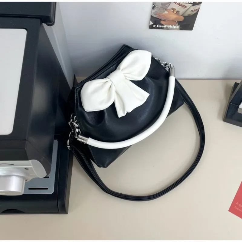 Trendy Fashionable Leather Classic Handbag For Women With Vintage Paris Designer Style And Letter Logo
Trendy Fashionable Leather Classic Handbag For Women With Vintage Paris Designer Style And Letter Logo