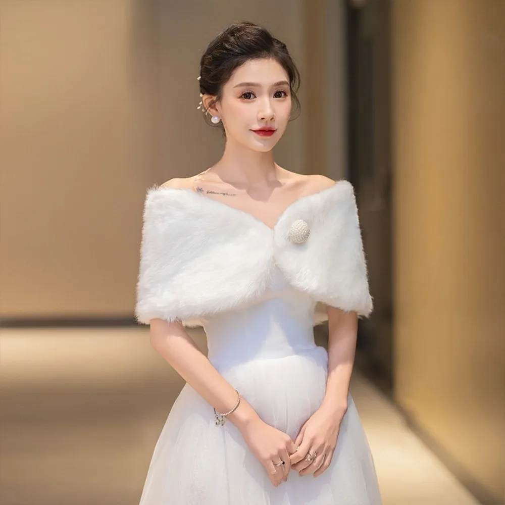 Свадебная накидка-воротник из искусственного меха для невесты, теплая плюшевая шаль с жемчугом, имитация кроличьего меха
Свадебная накидка-воротник из искусственного меха для невесты, теплая плюшевая шаль с жемчугом, имитация кроличьего меха