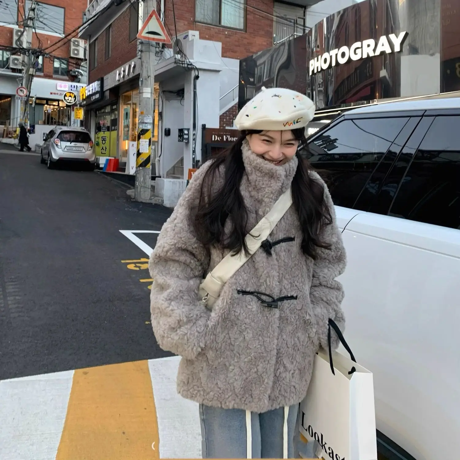Зимнее толстое плюшевое свободное пальто с воротником-стойкой, дизайн с пряжкой из коровьего рога, верхняя одежда, женская одежда с длинными рукавами, однотонная куртка
Зимнее толстое плюшевое свободное пальто с воротником-стойкой, дизайн с пряжкой из коровьего рога, верхняя одежда, женская одежда с длинными рукавами, однотонная куртка