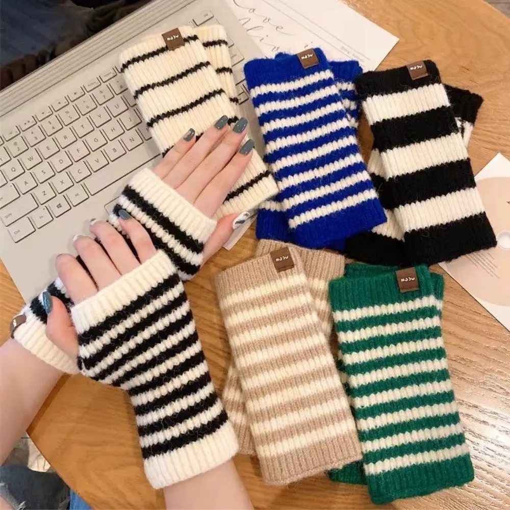 Осень-зима вязаные теплые полуперчатки Лолита мягкие вязаные перчатки рукава на запястьях теплые перчатки без пальцев манжеты для женщин новые
Осень-зима вязаные теплые полуперчатки Лолита мягкие вязаные перчатки рукава на запястьях теплые перчатки без пальцев манжеты для женщин новые