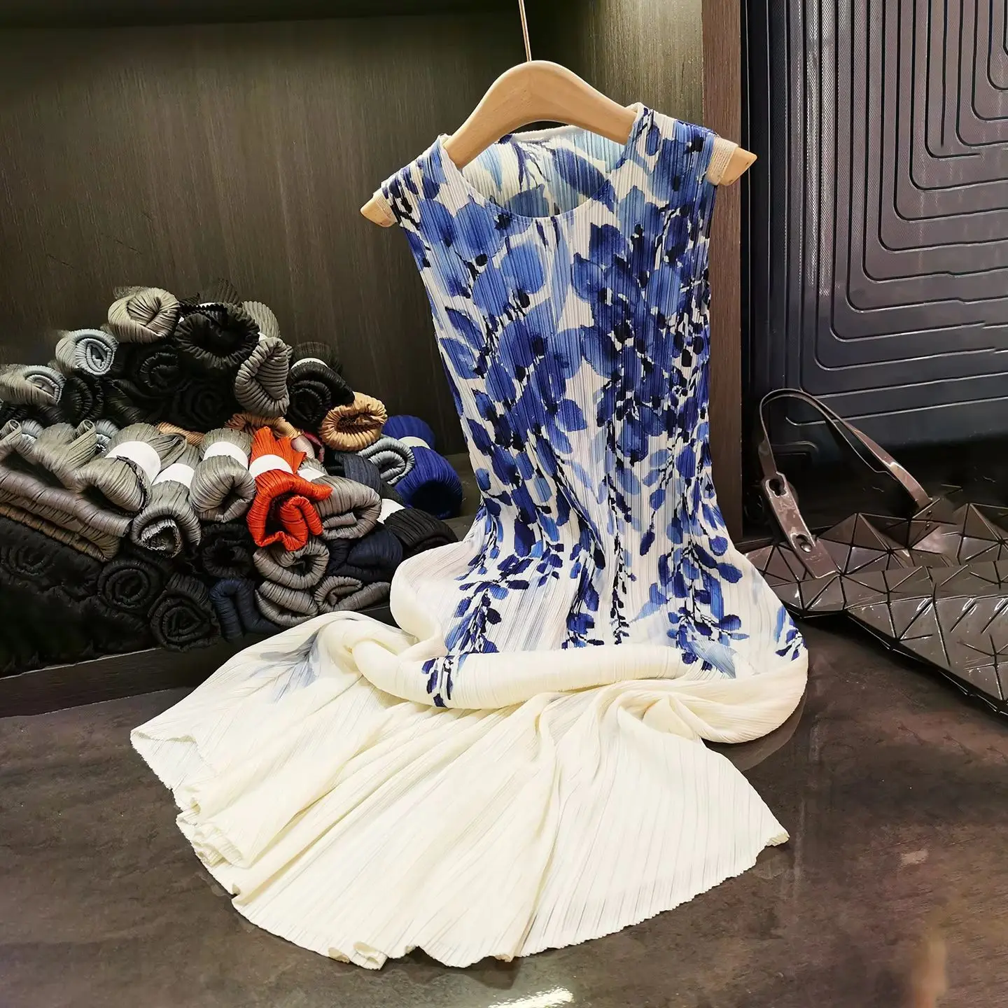 Miyake 2025 Summer New Round Neck Sleeveless Dress Temperament Gradual Change Color Muse Fan Sweet Pleated Medium and Long Dress
Miyake 2025 Summer New Round Neck Sleeveless Dress Temperament Gradual Change Color Muse Fan Sweet Pleated Medium and Long Dress