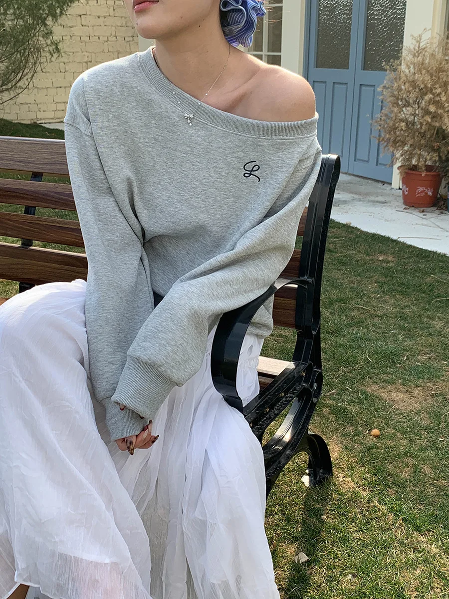 Spring and summer women's casual solid color round neck long sleeved embroidered decoration loose sportswear
Spring and summer women's casual solid color round neck long sleeved embroidered decoration loose sportswear