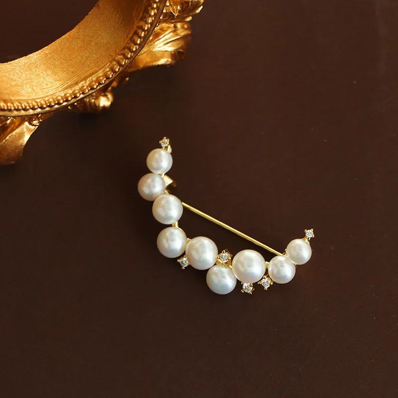 Elegant and minimalist diamond studded pearl moon brooches for women simple and charms pin classic round beads jewelry gifts
Elegant and minimalist diamond studded pearl moon brooches for women simple and charms pin classic round beads jewelry gifts
