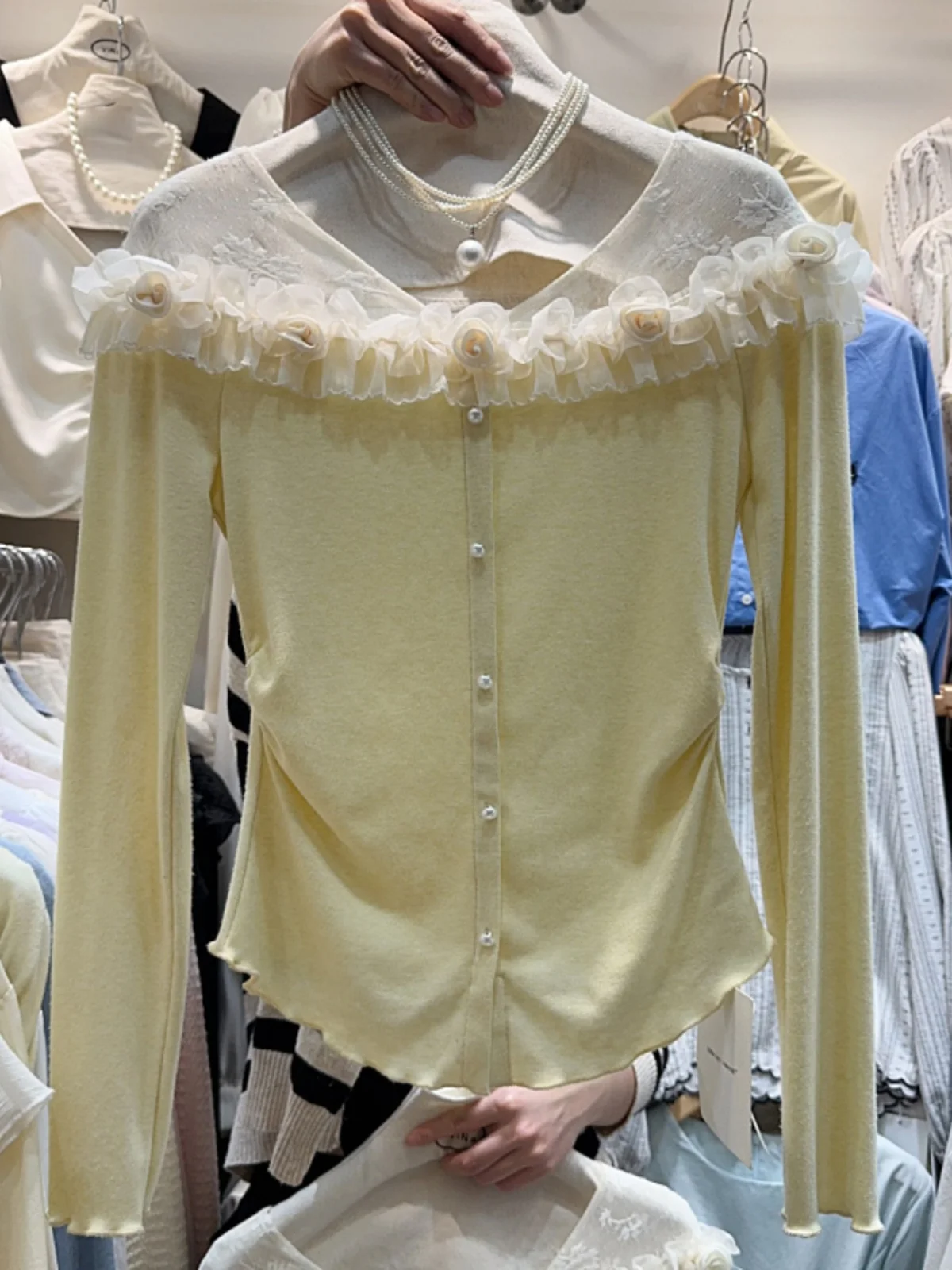 KUSAHIKI Spring Clothing New Niche Design French Three-dimensional Flower Lace Splicing V-neck T-shirt Top for Women
KUSAHIKI Spring Clothing New Niche Design French Three-dimensional Flower Lace Splicing V-neck T-shirt Top for Women