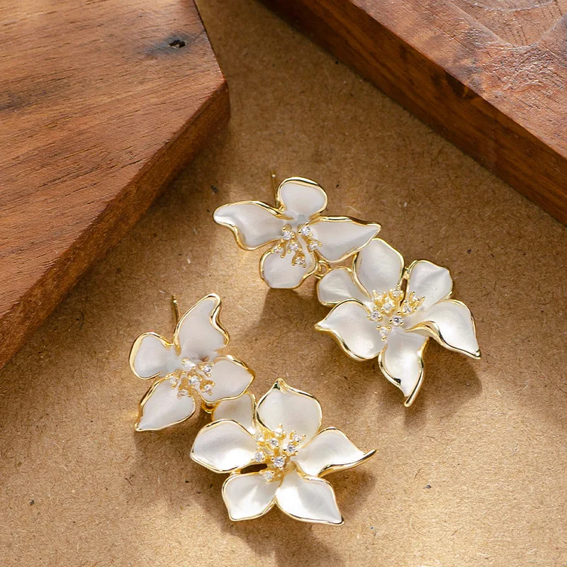 Fashionable, exquisite, fresh and sweet, slimming, glaze-encrusted diamond flower earrings, light luxury, high-end earrings
Fashionable, exquisite, fresh and sweet, slimming, glaze-encrusted diamond flower earrings, light luxury, high-end earrings