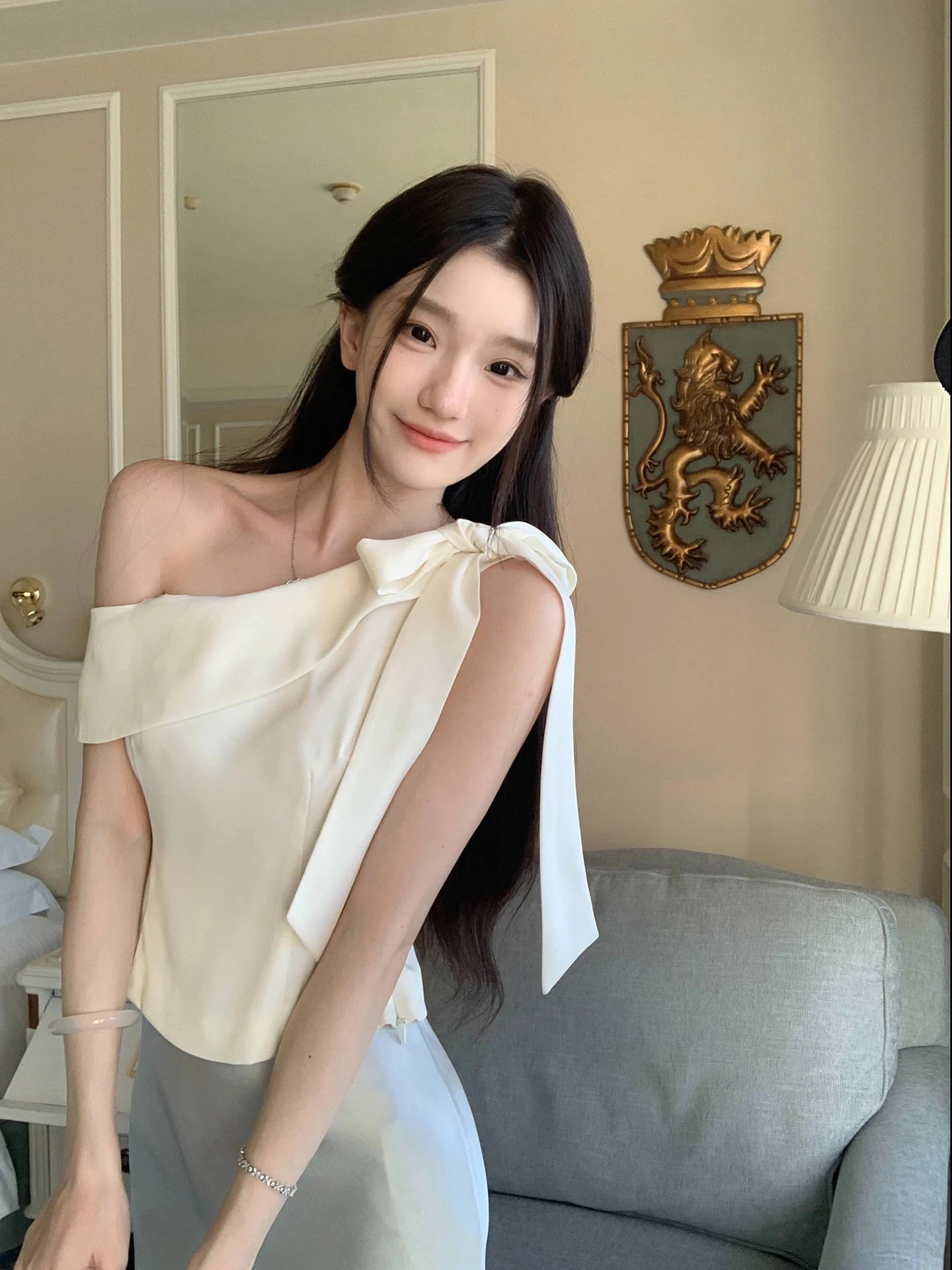 Комплект: белый топ с открытыми плечами и поясом, а также длинная синяя юбка-русалка с высокой талией. Женский модный летний наряд.
Комплект: белый топ с открытыми плечами и поясом, а также длинная синяя юбка-русалка с высокой талией. Женский модный летний наряд.