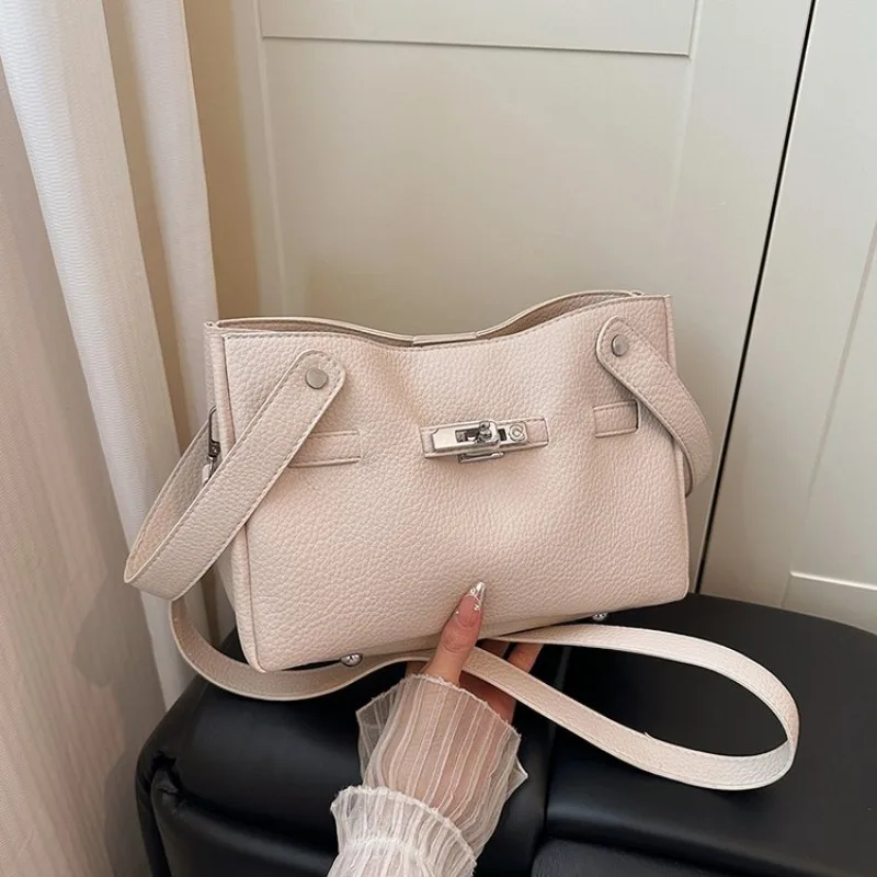 Trendy Letter Logo Diaper Bag Elegant Vintage Leather Handbag Unique Leisure Business Clutch Mini For Women Daily Fashion
Trendy Letter Logo Diaper Bag Elegant Vintage Leather Handbag Unique Leisure Business Clutch Mini For Women Daily Fashion