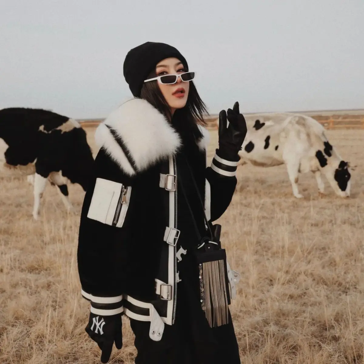 Autumn And Winter Motorcycle Lace-Up Fur Women'S Short Tuscan Imitation Sheep Imitation Fur Lapel Coat Trendy
Autumn And Winter Motorcycle Lace-Up Fur Women'S Short Tuscan Imitation Sheep Imitation Fur Lapel Coat Trendy