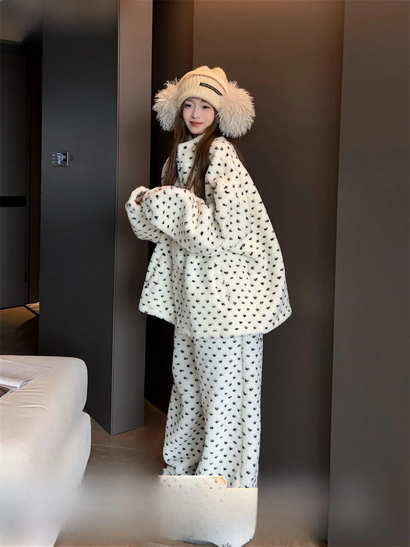 Fashionable Fleece Lined Hoodie Jacket And Pants Two Piece Set Women's Autumn Winter Loose Lazy Suit Long Sleeve round Dot Pa...
Fashionable Fleece Lined Hoodie Jacket And Pants Two Piece Set Women's Autumn Winter Loose Lazy Suit Long Sleeve round Dot Pa...