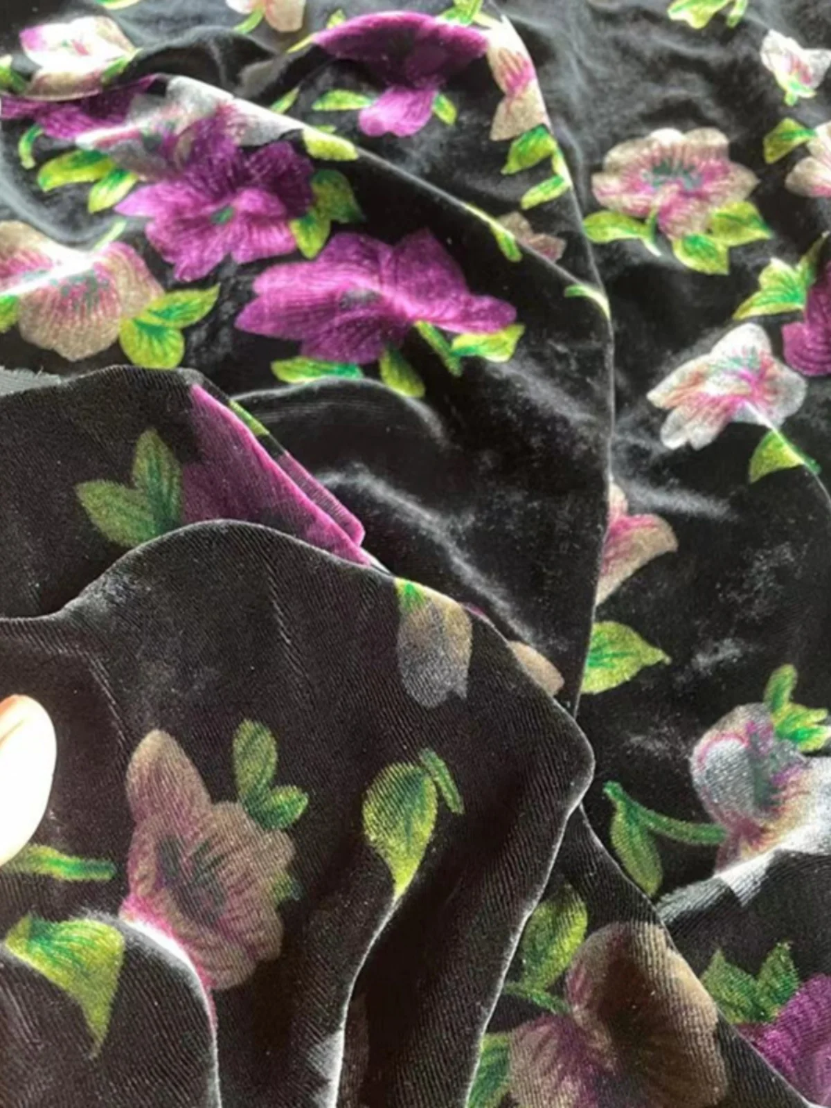 Rotten flower velvet fabric, black bottom floral mulberry silk cheongsam dress, golden velvet clothing cloth.
Rotten flower velvet fabric, black bottom floral mulberry silk cheongsam dress, golden velvet clothing cloth.