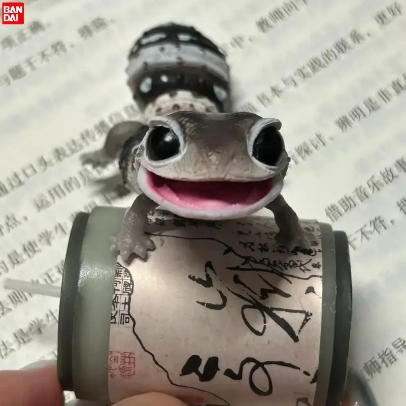 Фигурка гекона BANDAI Bio Series с толстым хвостом-кавайная рептилия, коллекционная реалистичная ящерица, декор для стола, милый подарок в виде животного для взрослых
Фигурка гекона BANDAI Bio Series с толстым хвостом-кавайная рептилия, коллекционная реалистичная ящерица, декор для стола, милый подарок в виде животного для взрослых