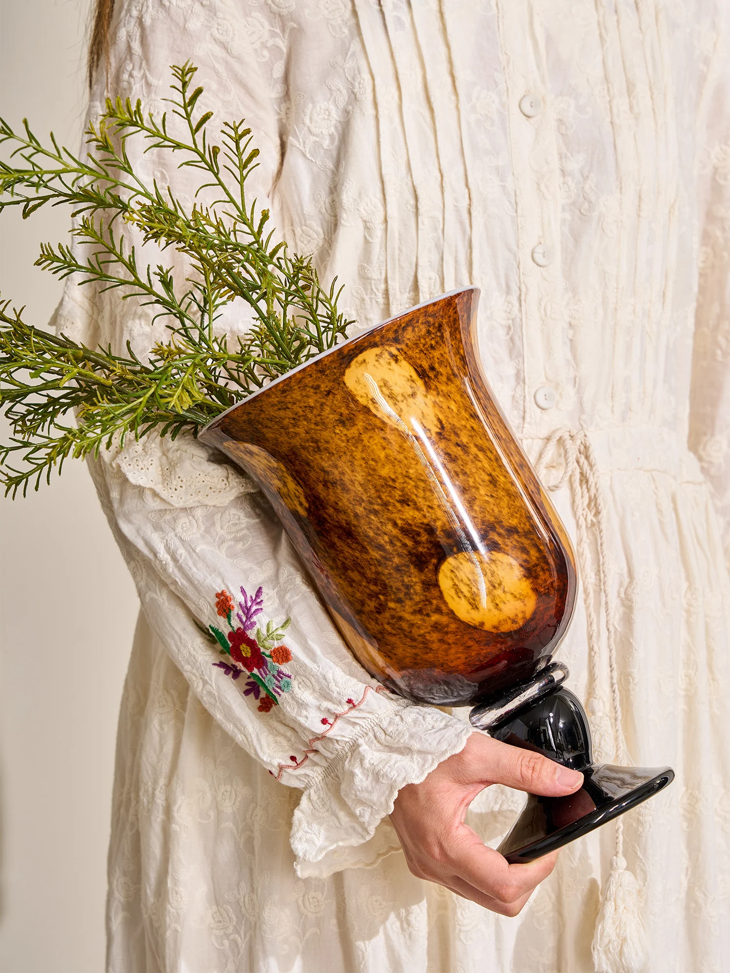 Ретро-американская высокая стеклянная ваза янтарного цвета для цветов, декор для дома, украшение для гостиной
Ретро-американская высокая стеклянная ваза янтарного цвета для цветов, декор для дома, украшение для гостиной