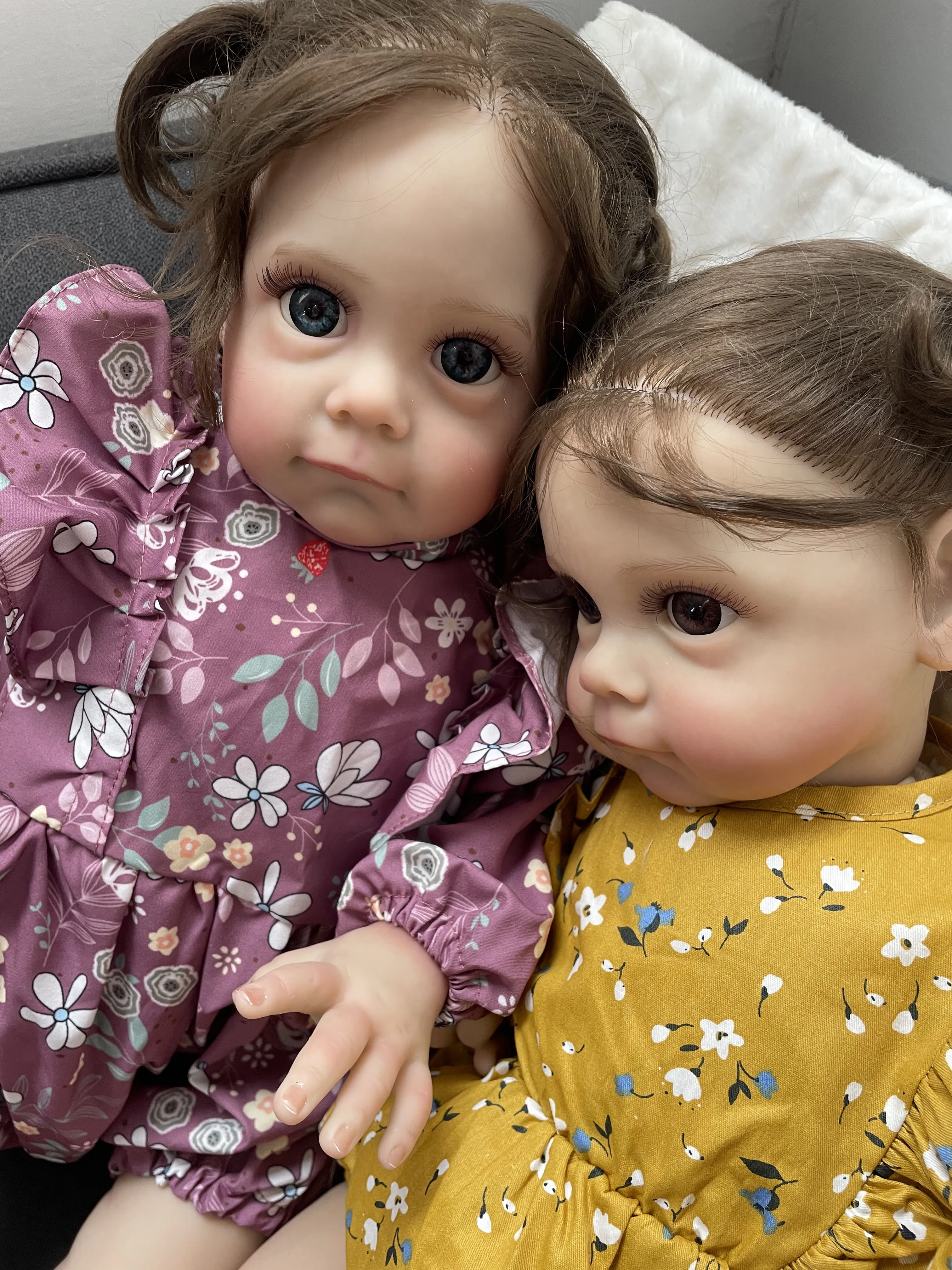 60CM Maggie Popular Reborn Toddler Girl Doll Soft Cuddle Body Handmade Lifelike Baby Doll with Visible Veins Hand-Root Hair
60CM Maggie Popular Reborn Toddler Girl Doll Soft Cuddle Body Handmade Lifelike Baby Doll with Visible Veins Hand-Root Hair
