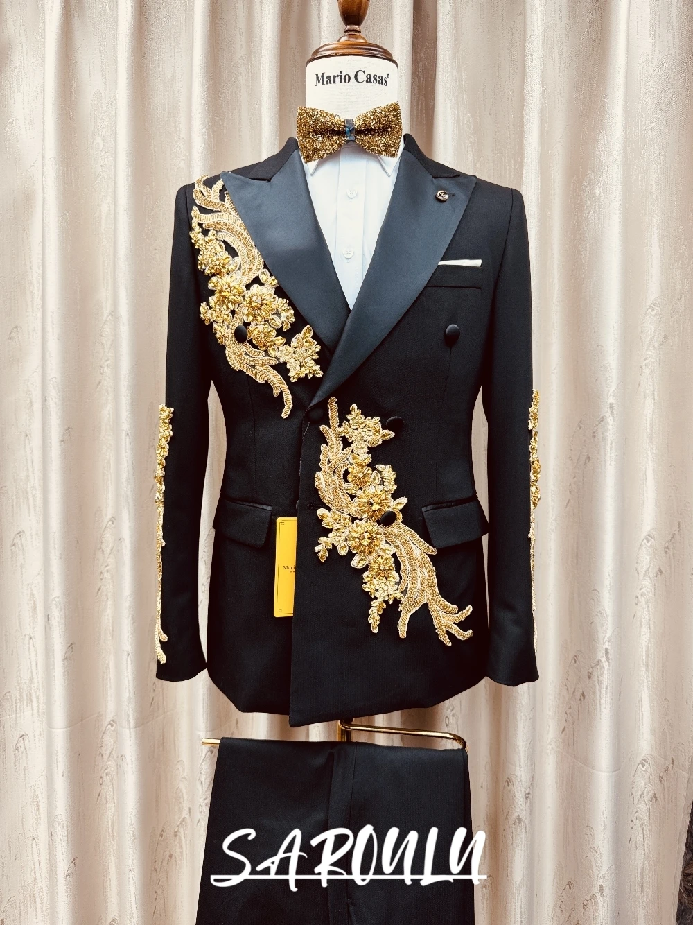 Черный мужской костюм-двойка, смокинг с золотыми бисерными аппликациями, изысканный элегантный двубортный костюм для жениха, высокое качество
Черный мужской костюм-двойка, смокинг с золотыми бисерными аппликациями, изысканный элегантный двубортный костюм для жениха, высокое качество