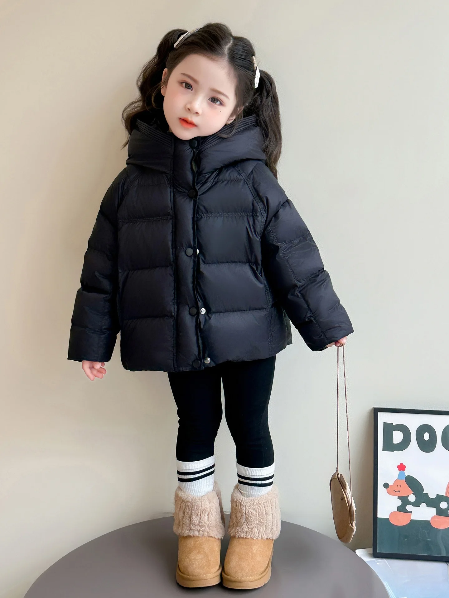 Утепленная классическая белая пуховая куртка-пуховик для девочек, зимняя новинка, теплая, с капюшоном, в стиле принцессы, прямого кроя.
Утепленная классическая белая пуховая куртка-пуховик для девочек, зимняя новинка, теплая, с капюшоном, в стиле принцессы, прямого кроя.