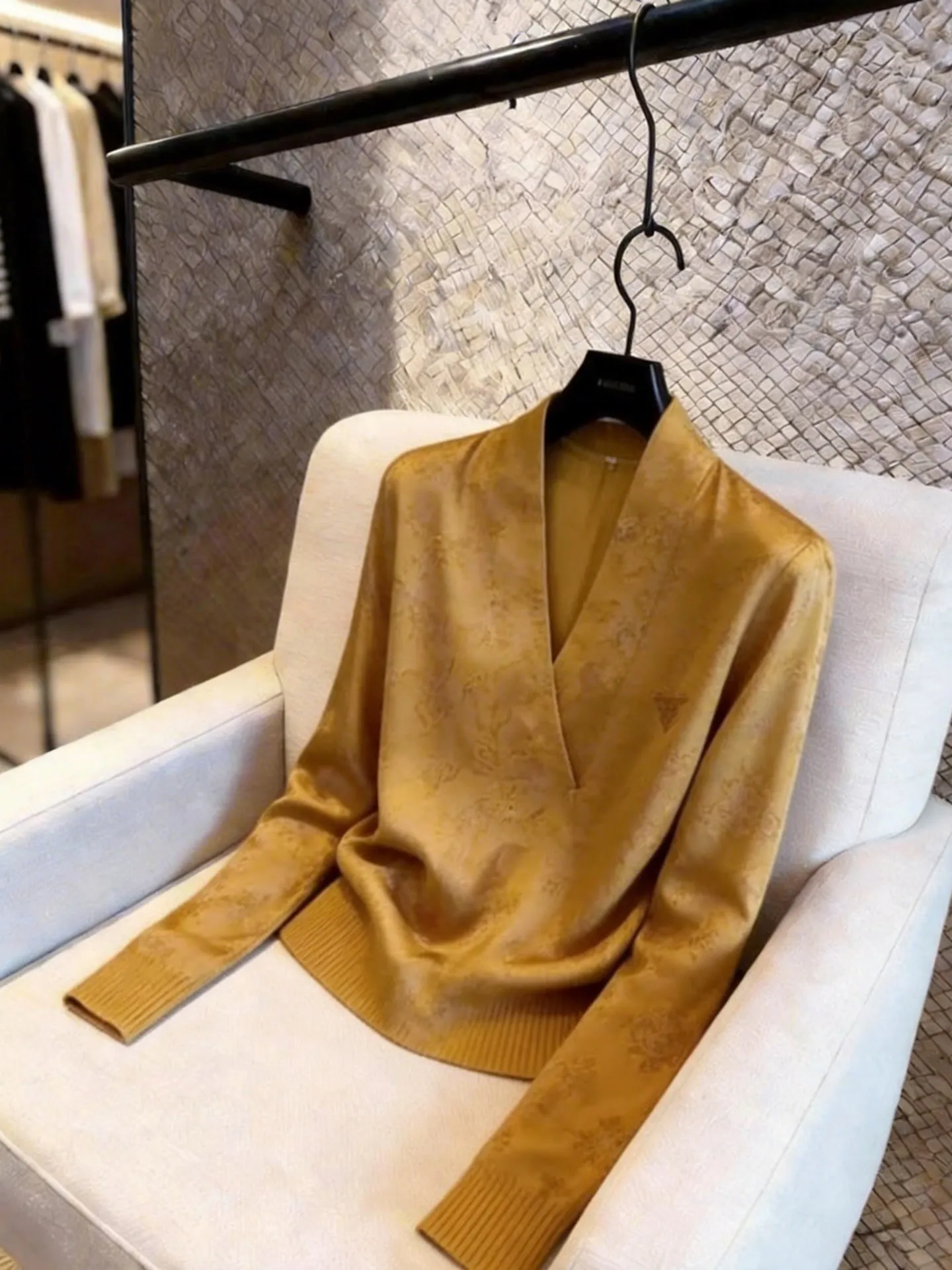 Spring 2026 Women's Slimming Yellow V-Neck Long Sleeve Top Fashionable Commute Friendly Versatile Straight Cut Shirt
Spring 2026 Women's Slimming Yellow V-Neck Long Sleeve Top Fashionable Commute Friendly Versatile Straight Cut Shirt
