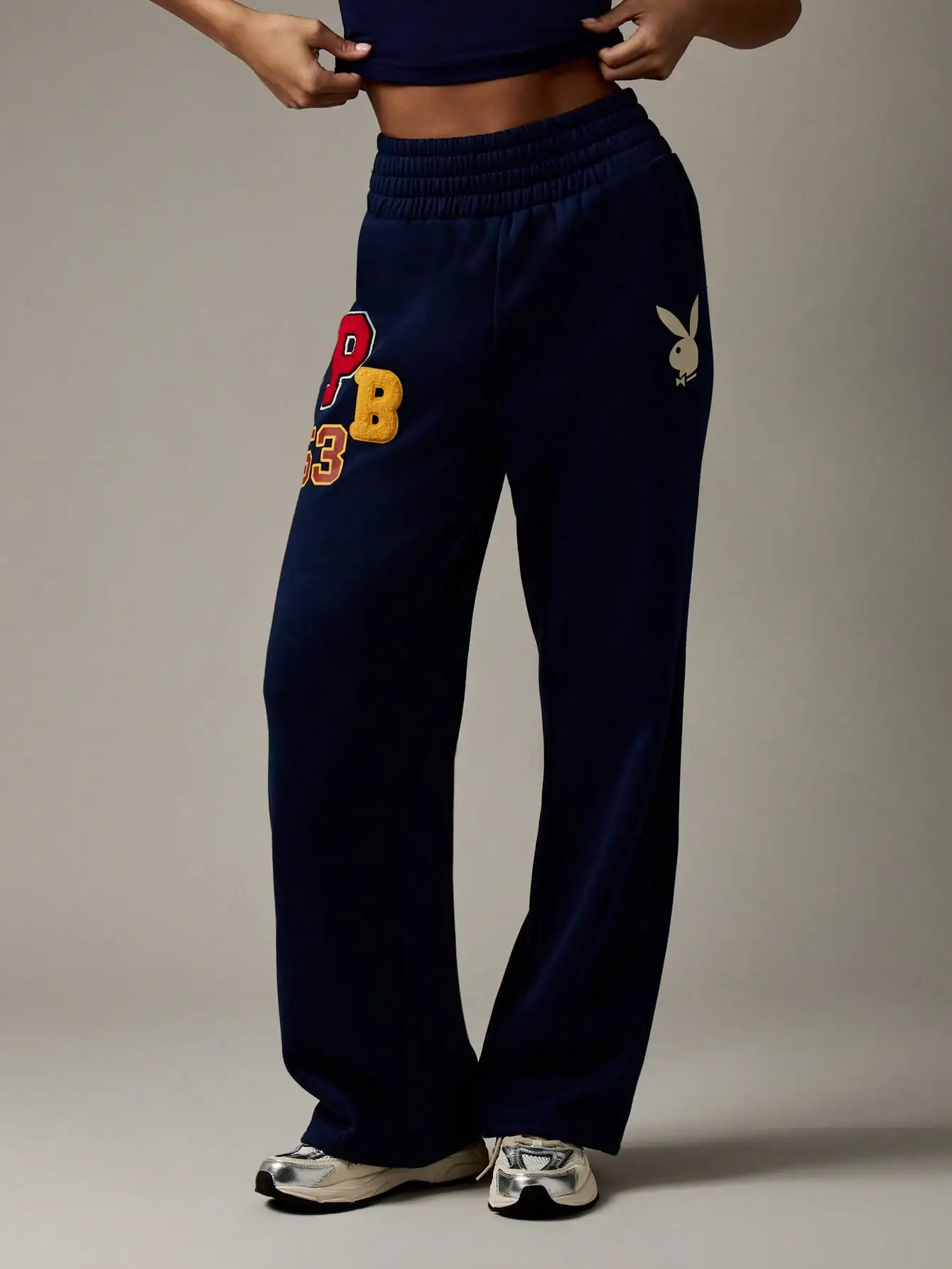 Navy Blue Retro Collegiate Wide Leg Sweatpants with Embroidered Letters & Rabbit Motif
Navy Blue Retro Collegiate Wide Leg Sweatpants with Embroidered Letters & Rabbit Motif