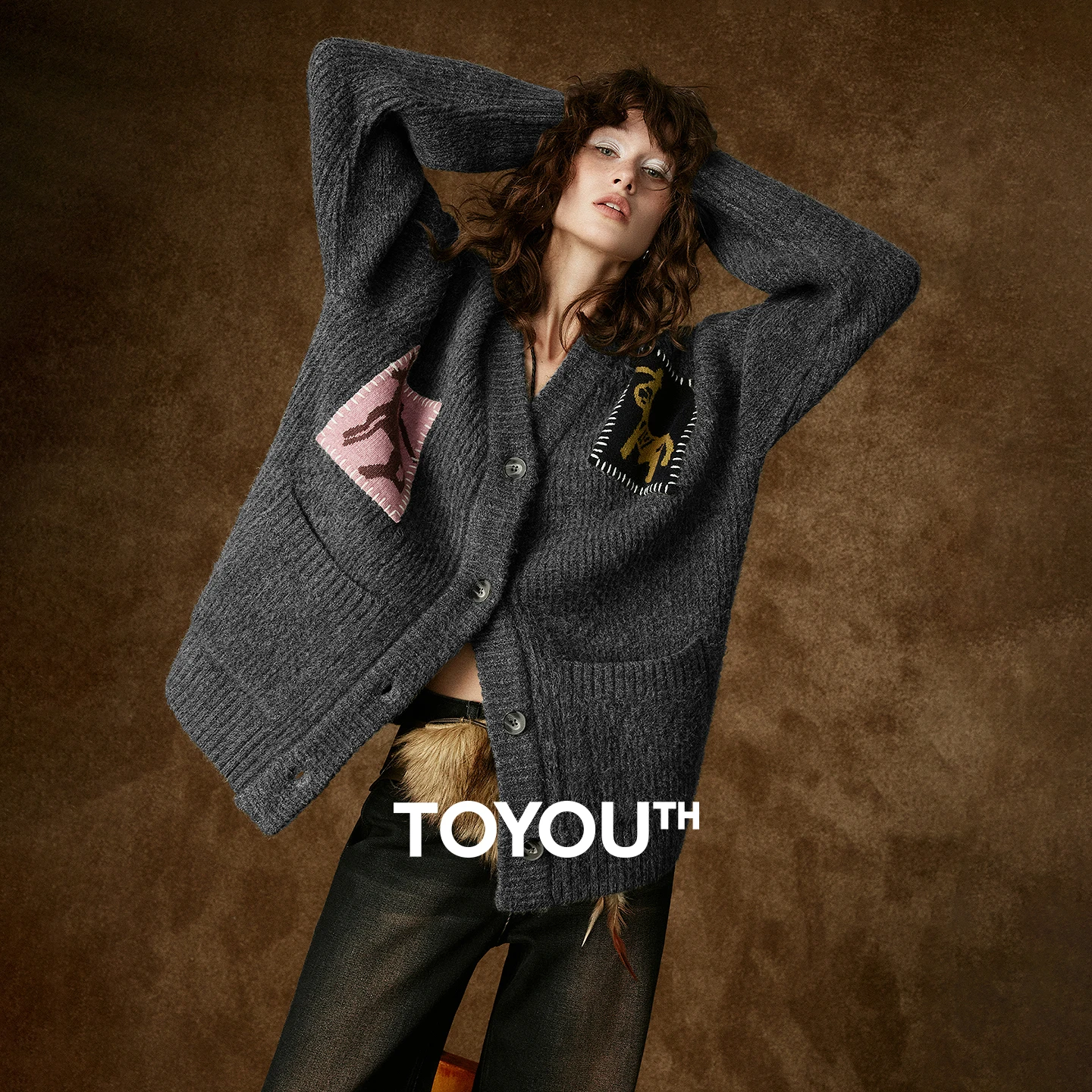 TOYOUTH женская вязаная верхняя одежда, новинка зимы 2025 года, искусственный коровьей бархатный свободный кардиган с рисунком лошади
TOYOUTH женская вязаная верхняя одежда, новинка зимы 2025 года, искусственный коровьей бархатный свободный кардиган с рисунком лошади