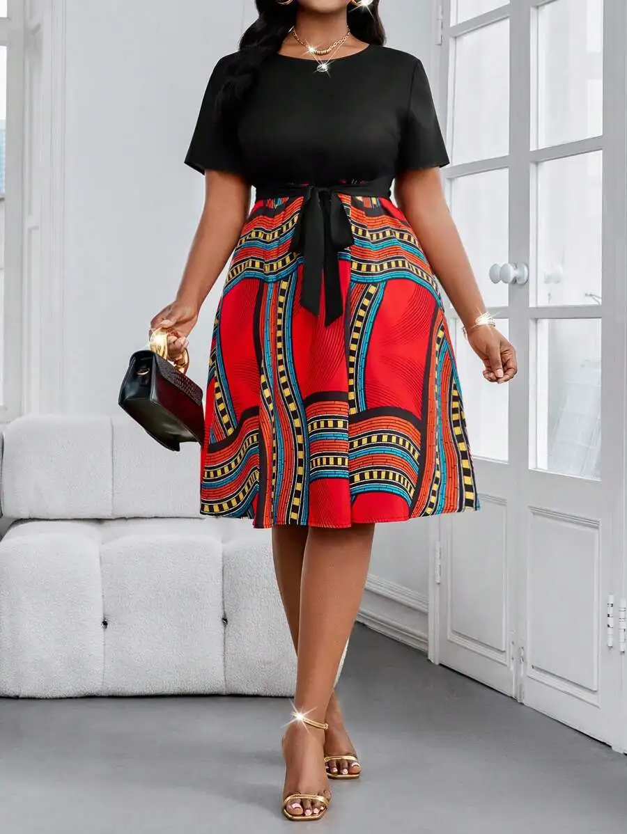 Черный топ с цветным африканским принтом и юбкой-миди с поясом
Черный топ с цветным африканским принтом и юбкой-миди с поясом