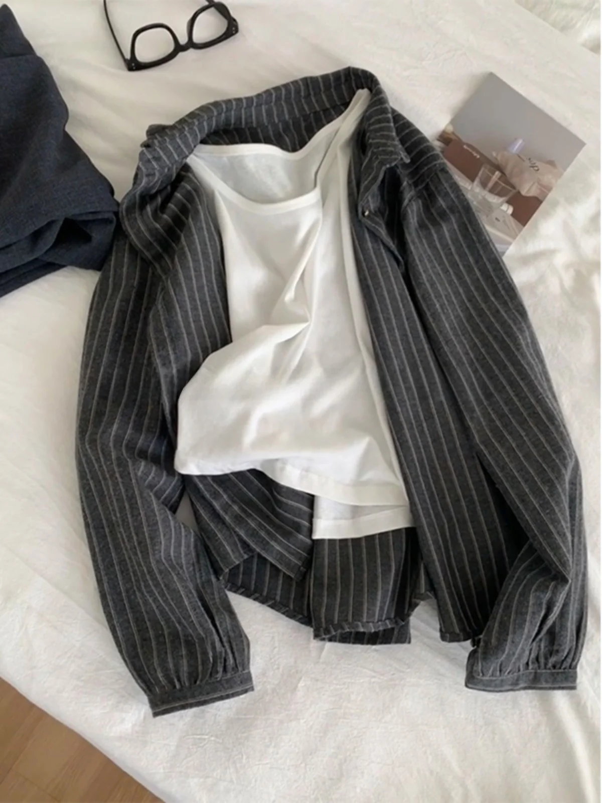 Женская свободная полосатая рубашка на весну, универсальный повседневный дизайн, многослойная внутренняя одежда, топ высокого класса в японском стиле, модный.
Женская свободная полосатая рубашка на весну, универсальный повседневный дизайн, многослойная внутренняя одежда, топ высокого класса в японском стиле, модный.