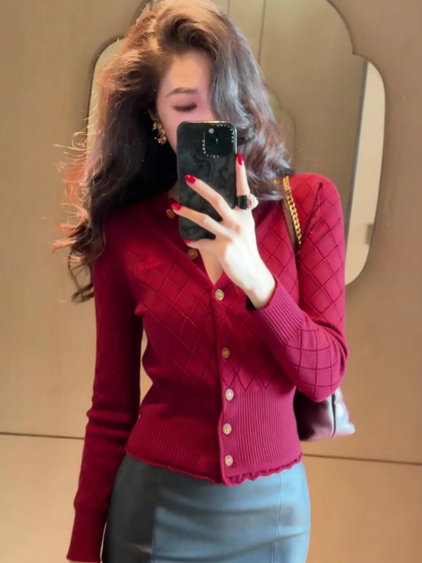 Fashionable Red Knitted V-Neck Single Buttoned Open Cardigan Women's Winter New Style Trendy Commute Wind Diamond Design Knit...
Fashionable Red Knitted V-Neck Single Buttoned Open Cardigan Women's Winter New Style Trendy Commute Wind Diamond Design Knit...
