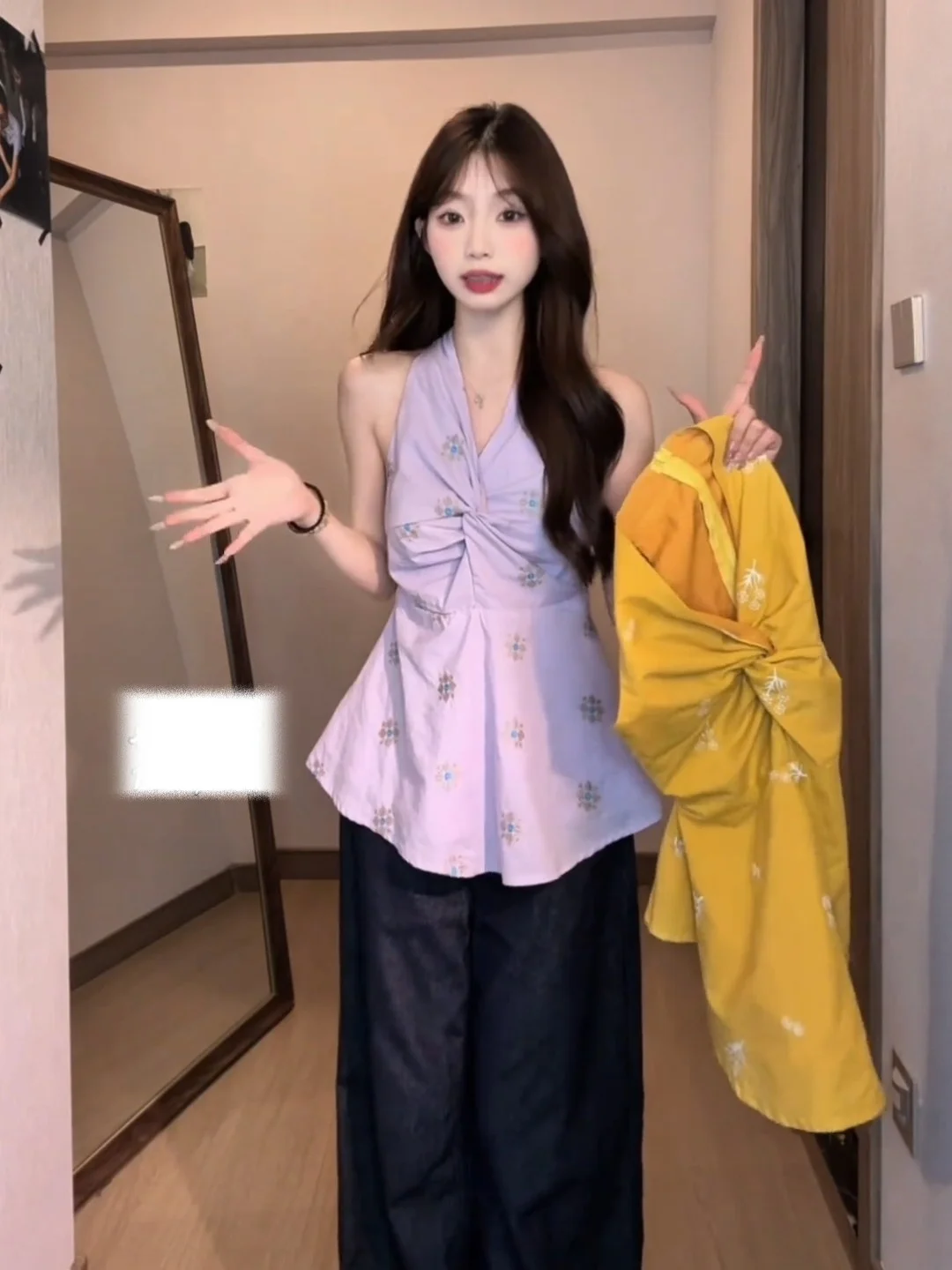 Elegant Embroidered V-Neck Sleeveless Women's Top Korean Style Floral Design Summer Outerwear Street Style Beautiful Blouse
Elegant Embroidered V-Neck Sleeveless Women's Top Korean Style Floral Design Summer Outerwear Street Style Beautiful Blouse