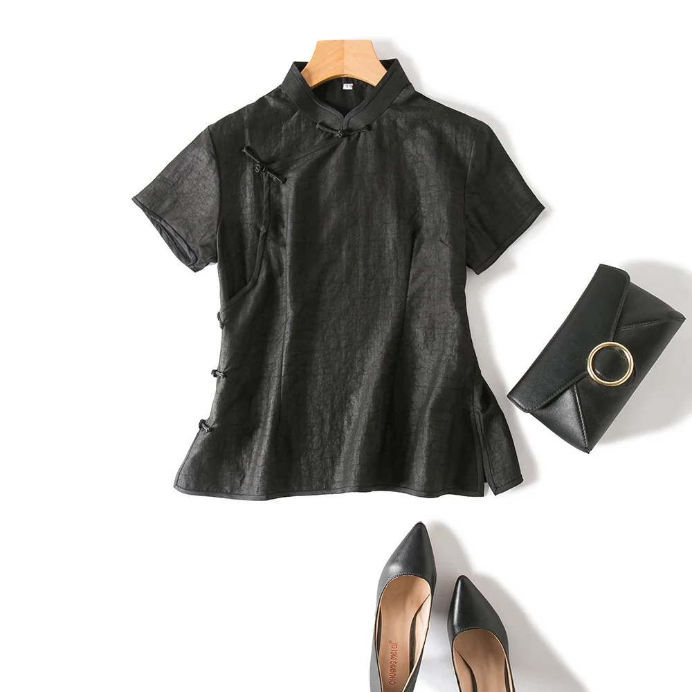 Оригинальный дизайн, двусторонний шелковый топ-ципао с черно-черепаховым узором, традиционный китайский стиль, художественный дизайн, короткий рукав.
Оригинальный дизайн, двусторонний шелковый топ-ципао с черно-черепаховым узором, традиционный китайский стиль, художественный дизайн, короткий рукав.