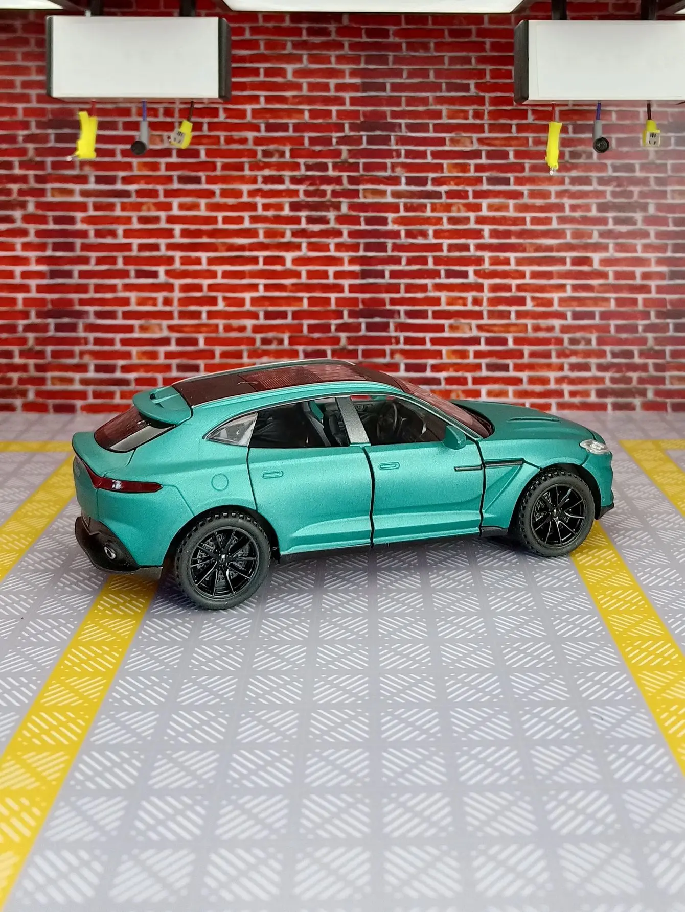 1:32 Martin alloy sports car model car ornaments collection warrior acousto-optic children's toy car gift and good quality
1:32 Martin alloy sports car model car ornaments collection warrior acousto-optic children's toy car gift and good quality