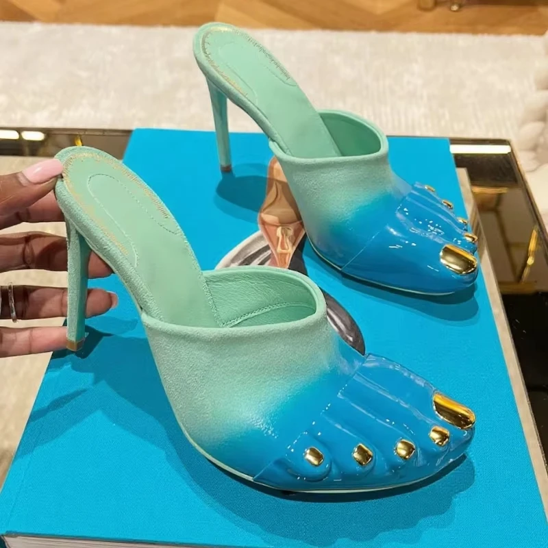 Лоскутные золотые тапочки без шнуровки с пятью пальцами, женские сандалии-мюли с металлическими украшениями на тонком каблуке, женские пикантные модные вечерние клубные сандалии
Лоскутные золотые тапочки без шнуровки с пятью пальцами, женские сандалии-мюли с металлическими украшениями на тонком каблуке, женские пикантные модные вечерние клубные сандалии