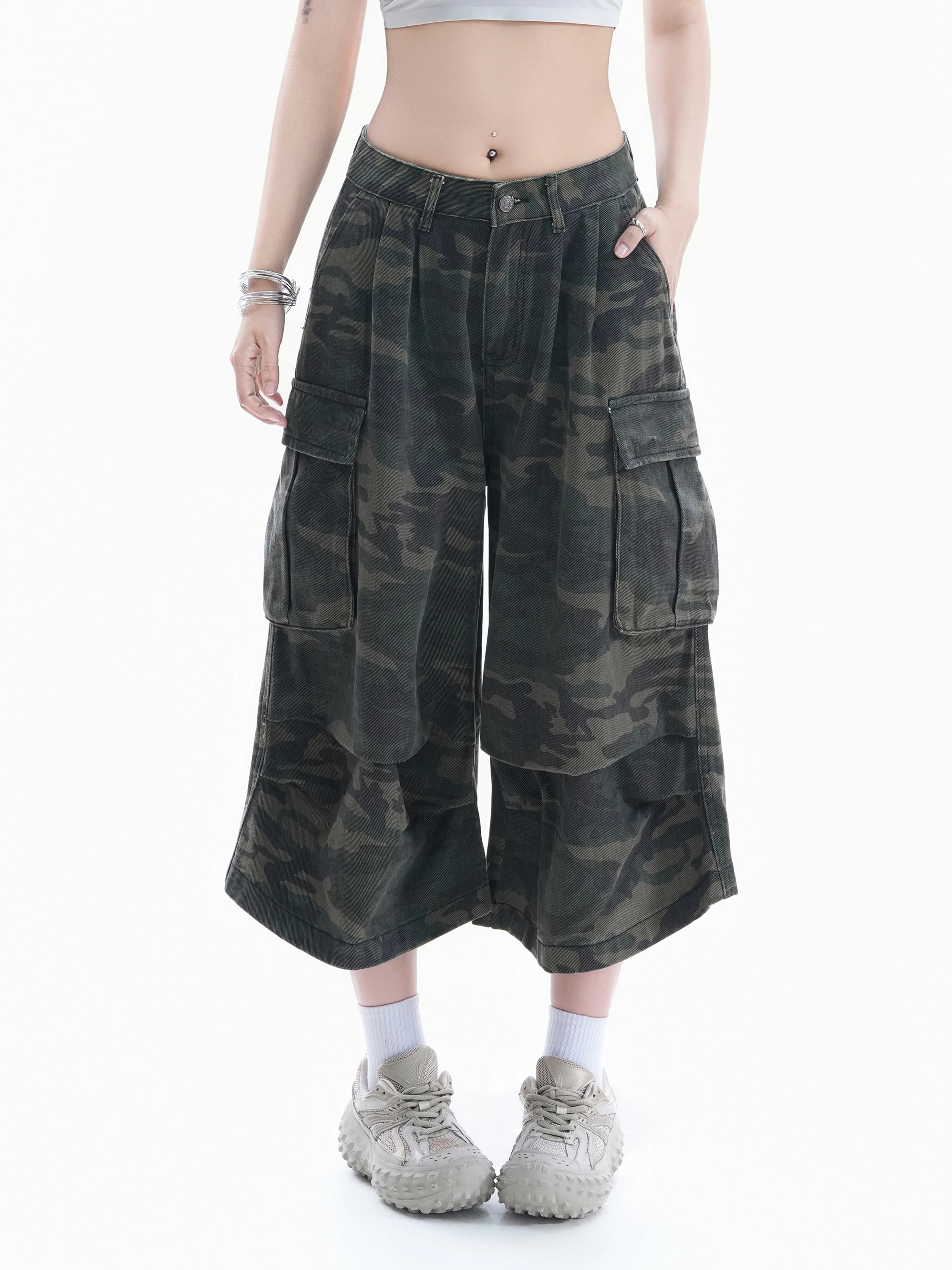 American Retro Camouflage Wide Leg Seven-Foot Pants Women Loose Street Style Jeans with Big Pockets Natural Waist Button Fly
American Retro Camouflage Wide Leg Seven-Foot Pants Women Loose Street Style Jeans with Big Pockets Natural Waist Button Fly