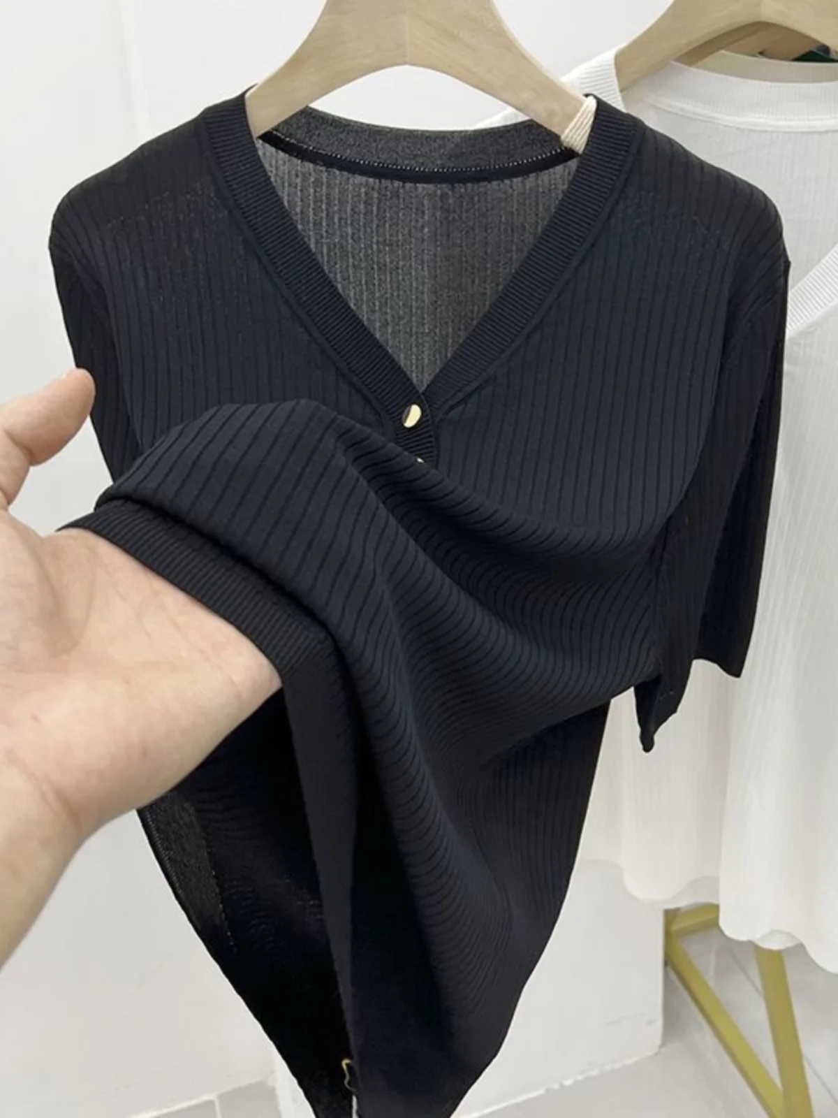 Ice Silk Knitted Top Short Sleeve Women's Summer T-Shirt Casual V-Neck Button Design Loose Fit Regular Sleeve Length
Ice Silk Knitted Top Short Sleeve Women's Summer T-Shirt Casual V-Neck Button Design Loose Fit Regular Sleeve Length
