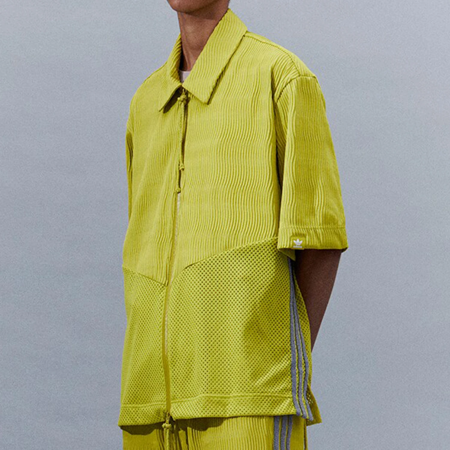 Оригинальная мужская и женская повседневная спортивная рубашка Adidas Clover с короткими рукавами IK8595
Оригинальная мужская и женская повседневная спортивная рубашка Adidas Clover с короткими рукавами IK8595