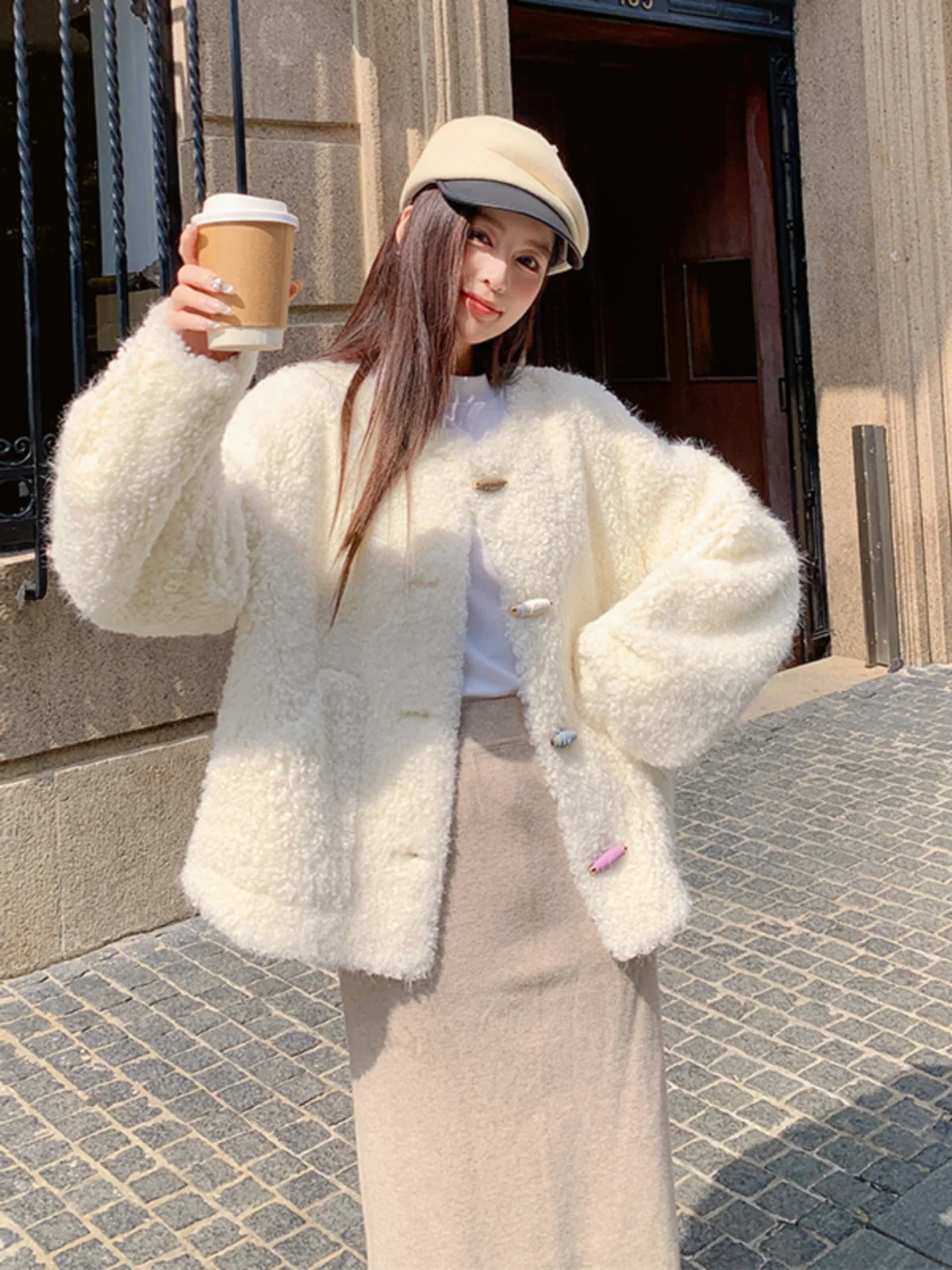 Thiened ort Lamb Fur Jaet Women's Sli Buttoned Leather And Fur Inteated Warm Top for Autumn Winter
Thiened ort Lamb Fur Jaet Women's Sli Buttoned Leather And Fur Inteated Warm Top for Autumn Winter