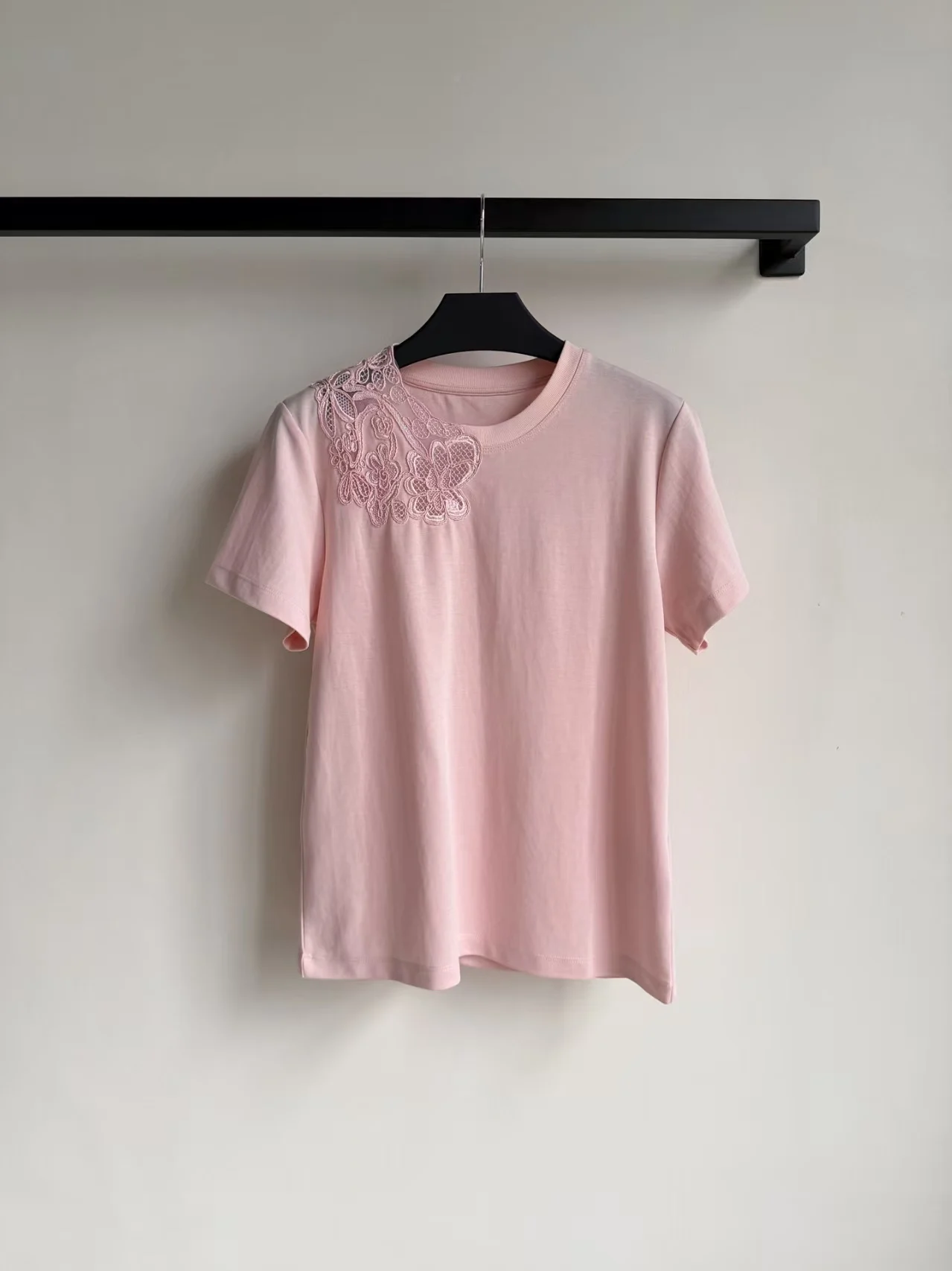 High quality summer clothing new product hollow shoulder round neck short sleeved T-shirt women's versatile straight top
High quality summer clothing new product hollow shoulder round neck short sleeved T-shirt women's versatile straight top