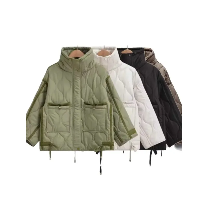 Новая стеганая женская куртка бежевого цвета с высоким воротником на шнурке и карманами, хлопковая.
Новая стеганая женская куртка бежевого цвета с высоким воротником на шнурке и карманами, хлопковая.